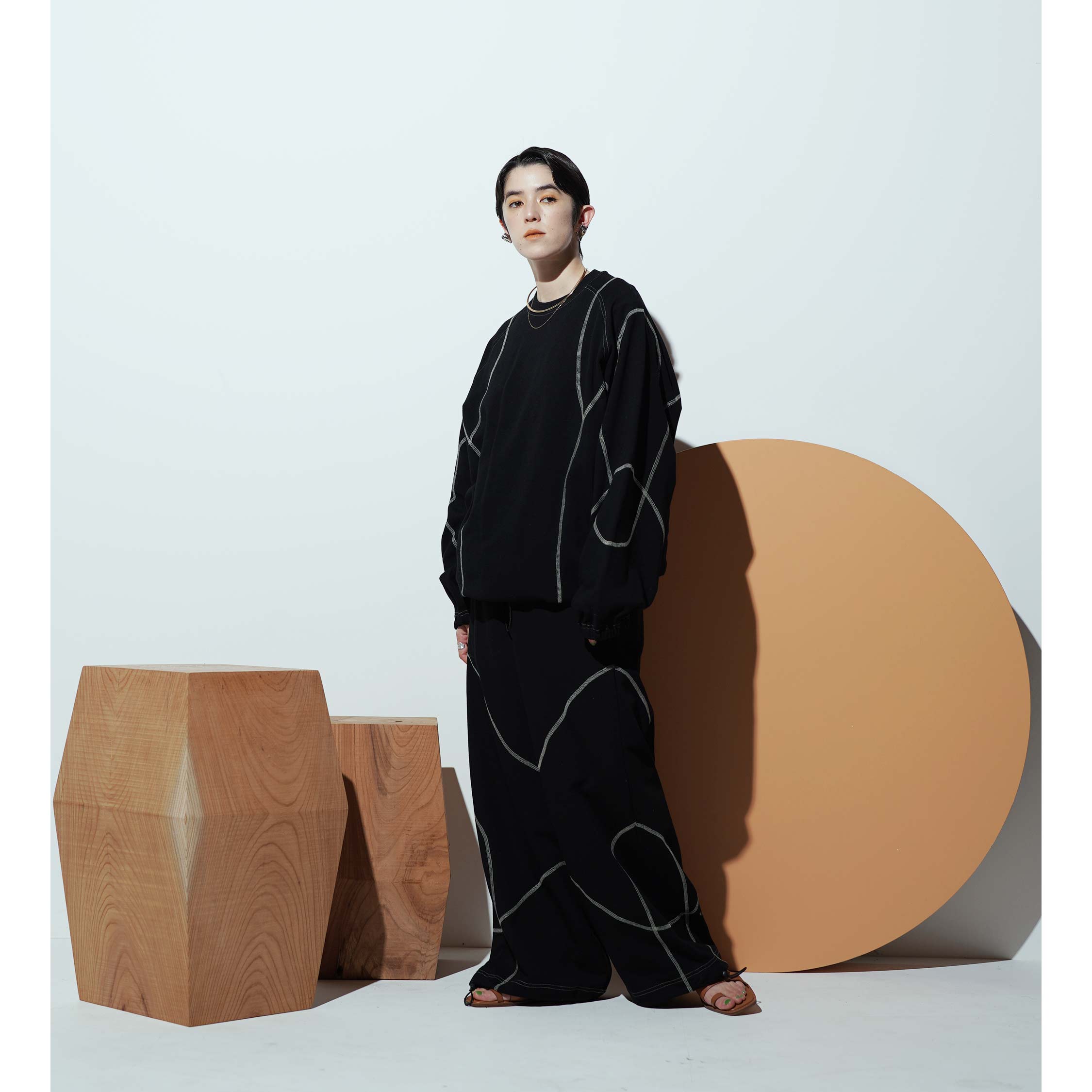 Bicolor Symmetry Game Stitch Design Sweatshirt | Color:Black【APHLOTUS_アプロタス】 | 217617_100_black