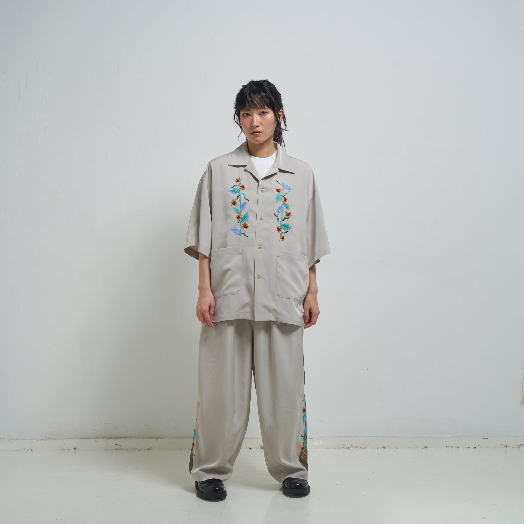 Hibiscus embroidery line wide tapered pants – Greige/Charcoal | EFFECTEN