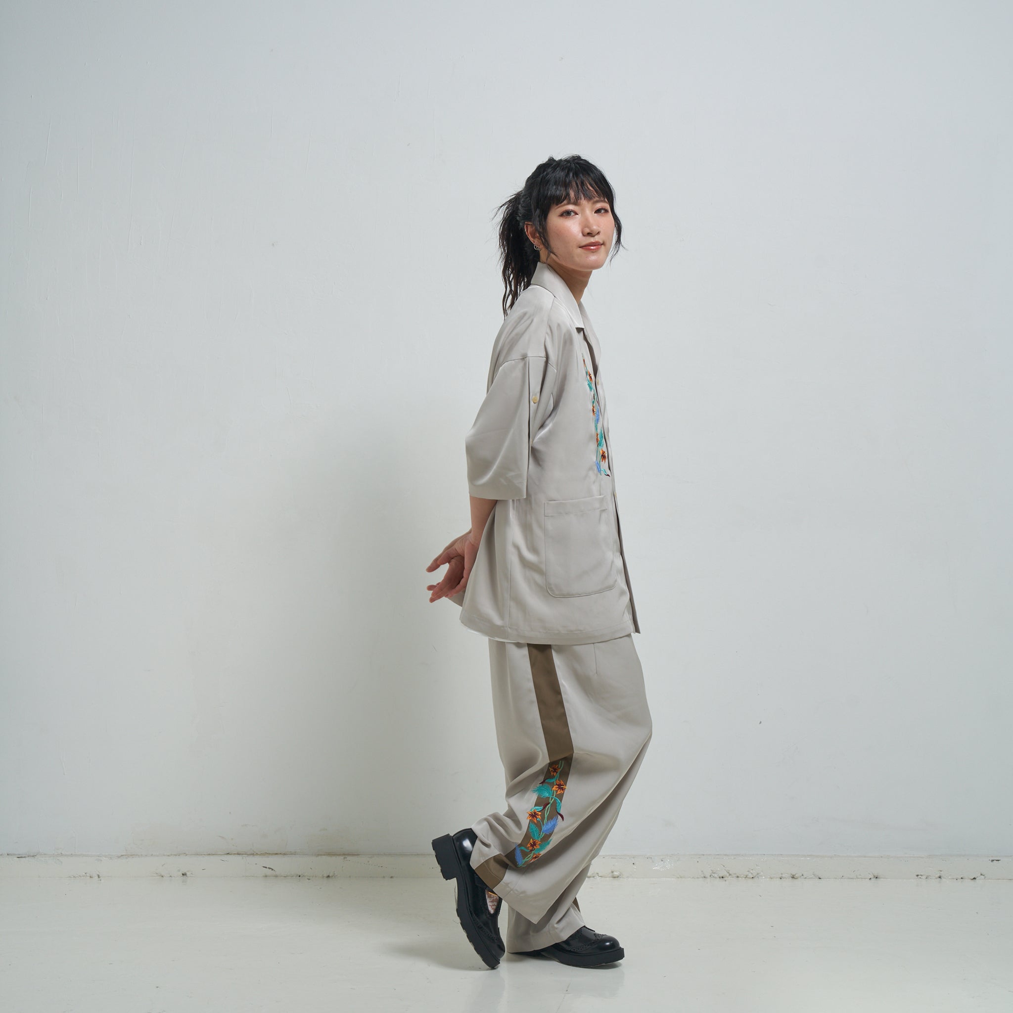 Hibiscus embroidery line wide tapered pants – Greige/Charcoal | EFFECTEN