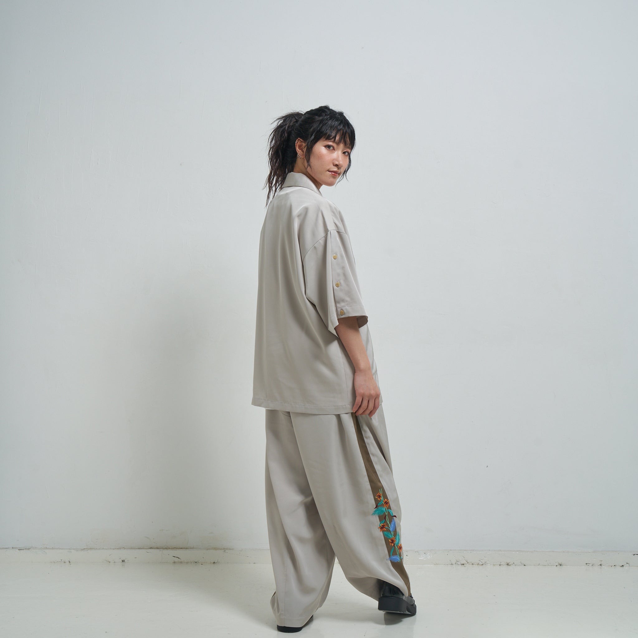 Hibiscus embroidery line wide tapered pants – Greige/Charcoal | EFFECTEN