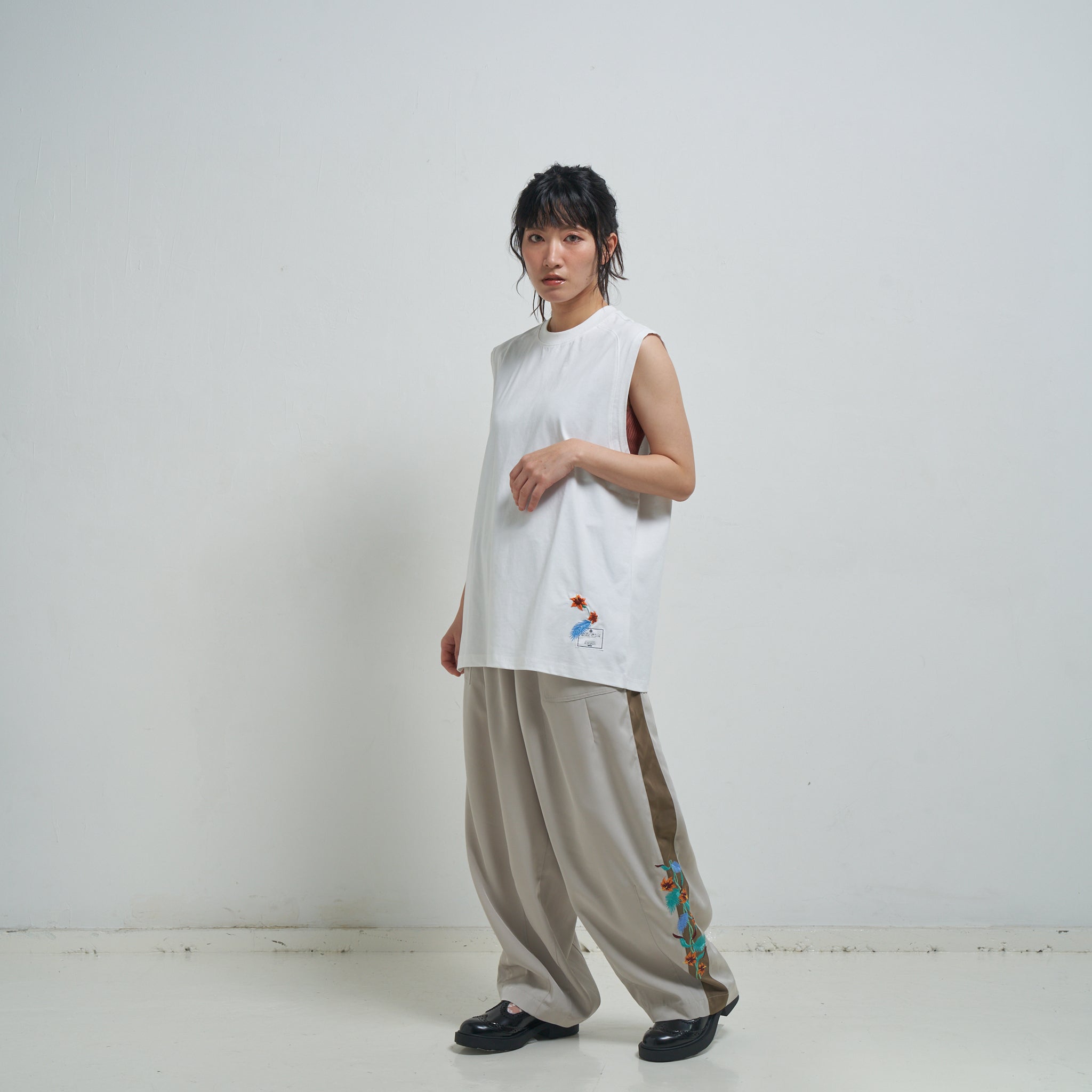 Hibiscus embroidery line wide tapered pants – Greige/Charcoal | EFFECTEN
