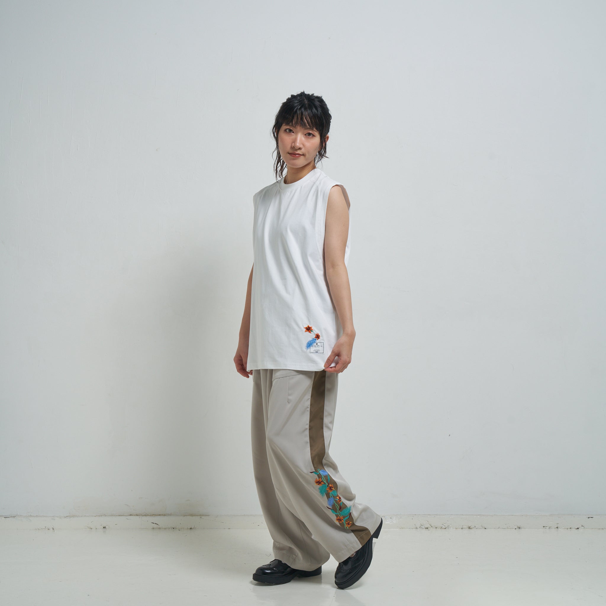 Hibiscus embroidery line wide tapered pants – Greige/Charcoal | EFFECTEN