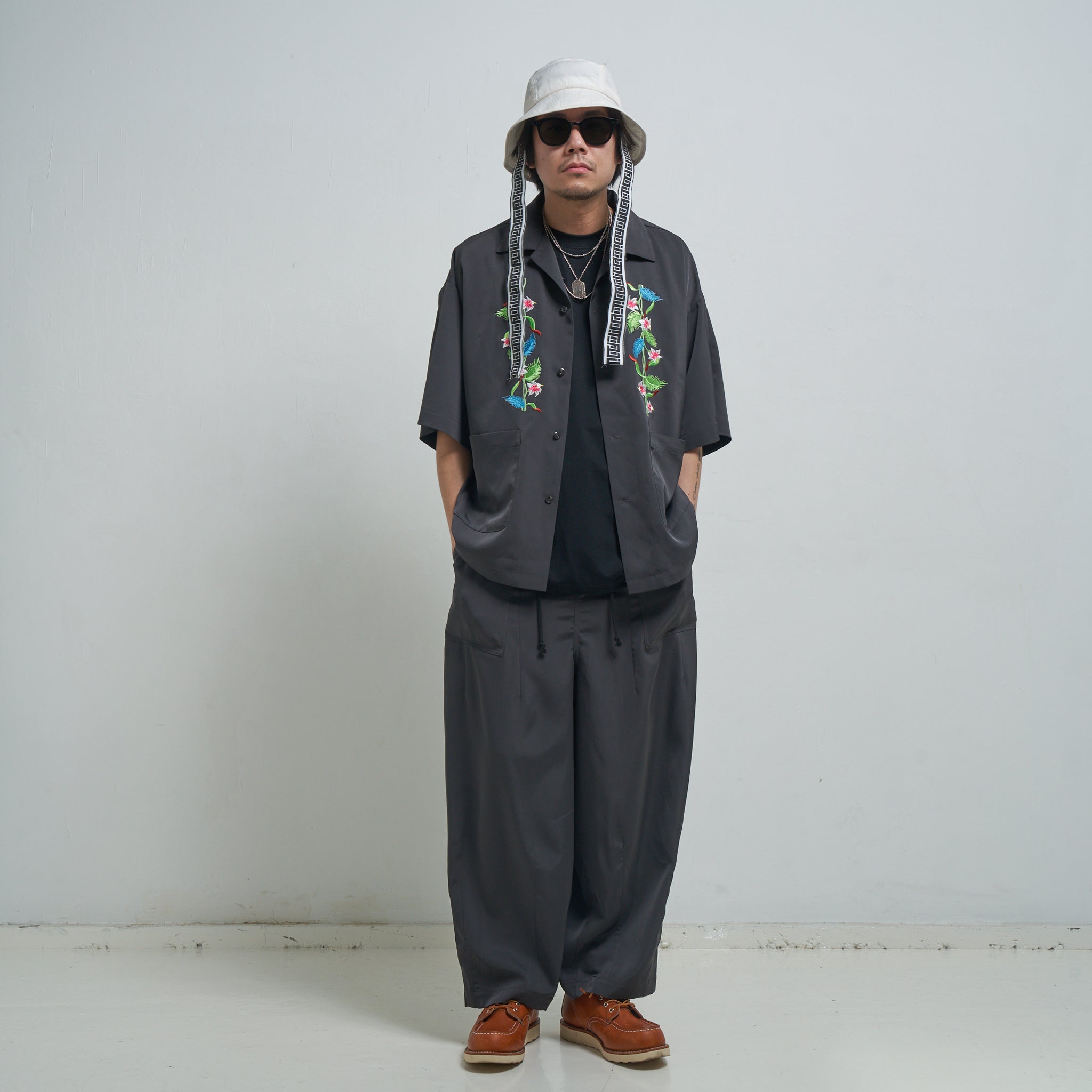 Hibiscus embroidery line wide tapered pants – Greige/Charcoal | EFFECTEN