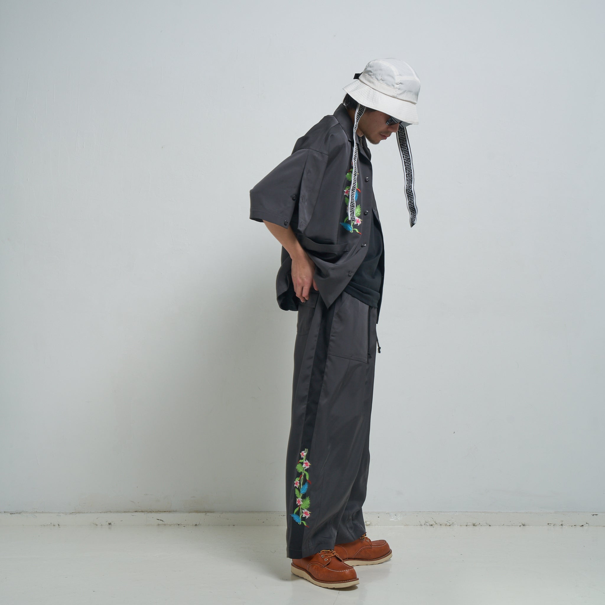 Hibiscus embroidery line wide tapered pants – Greige/Charcoal | EFFECTEN