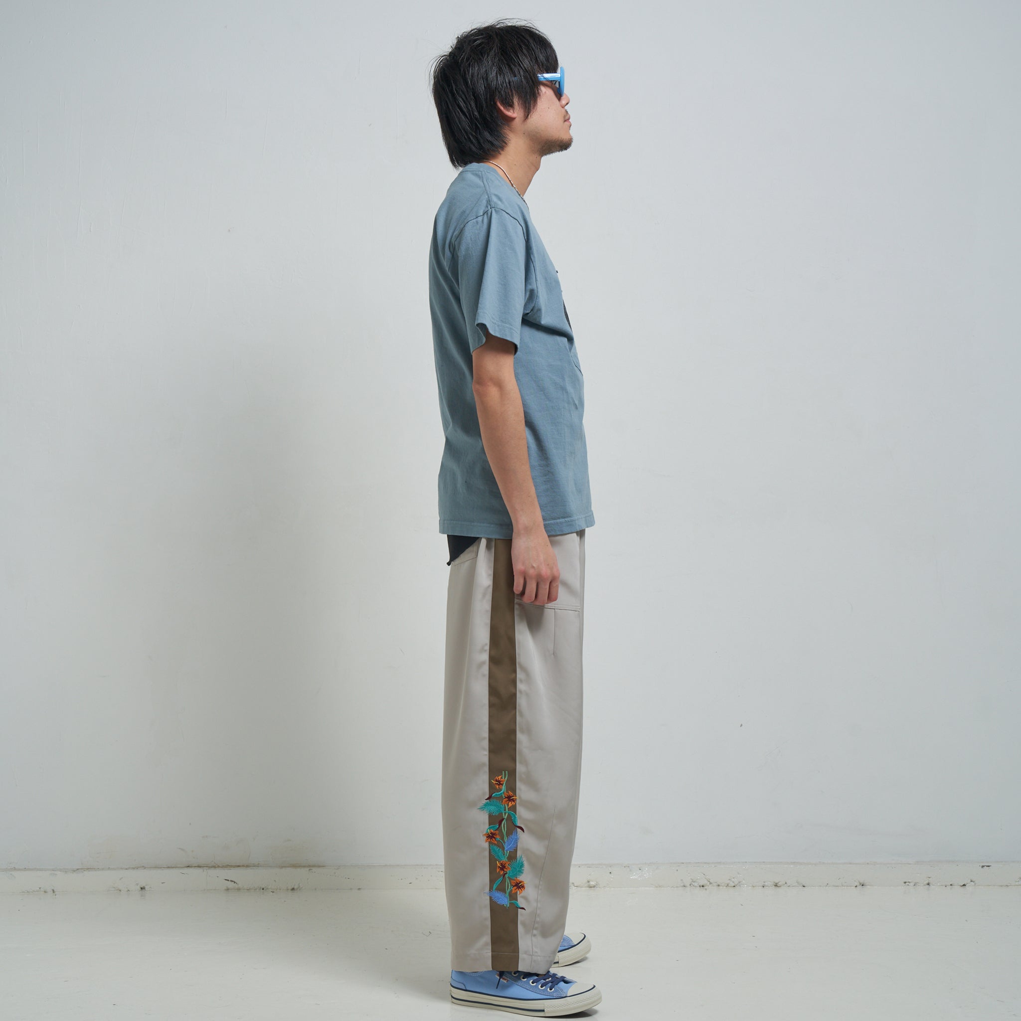 Hibiscus embroidery line wide tapered pants – Greige/Charcoal | EFFECTEN
