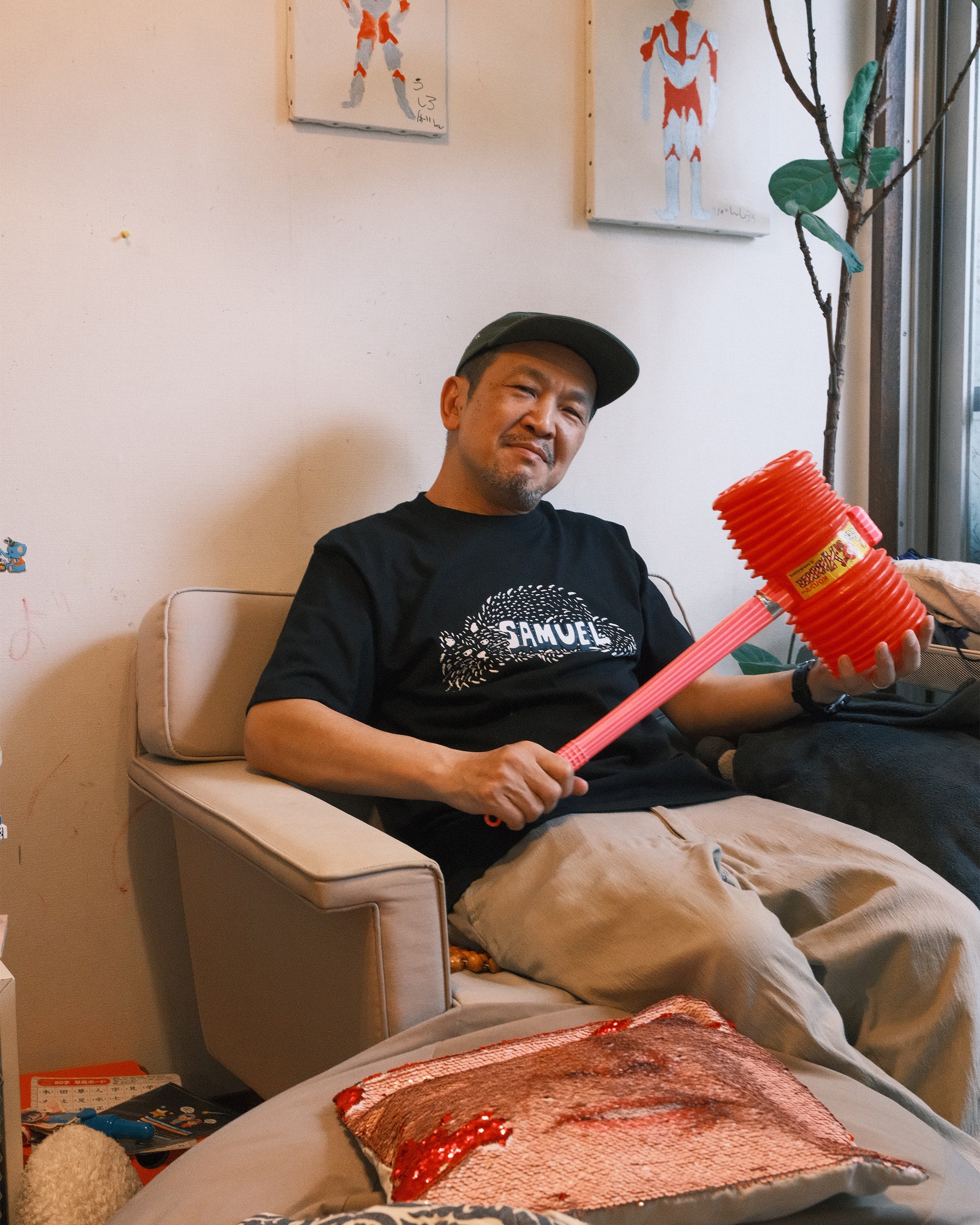 SAMUEL × SHIMAO MAHO CAT LOGO S/S TEE | Color:Black/Pink | S-25SS-SS-014【SAMUEL_サミュエル】 【ネコポス選択可能】