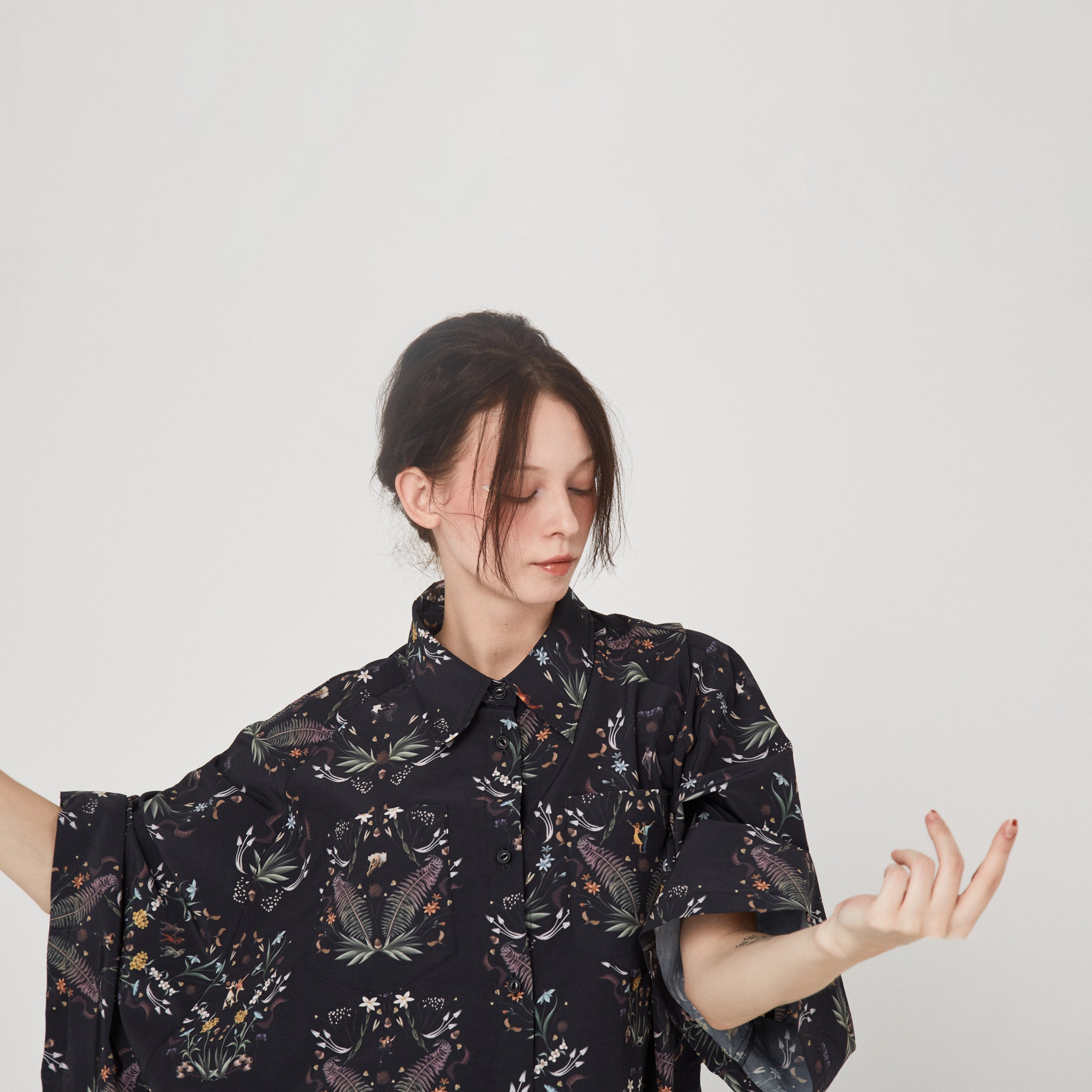 Dance In The Garden Cape Shirt | Color_Black | No_BSD26SS-16_Black【BEDSIDEDRAMA_ベッドサイドドラマ】【入荷予定アイテム・入荷連絡可能】