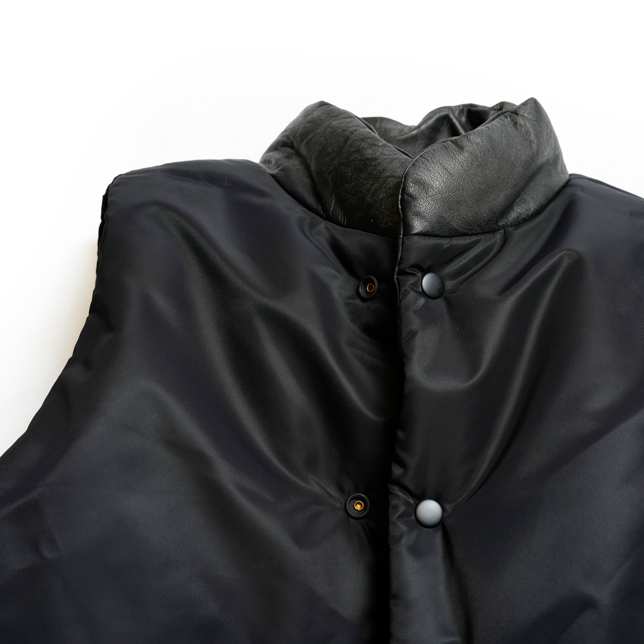 VOO-SPG-15_BLACKWATCH | EXELEZA REV VEST SP | Color:BLACK LEATHER(ダメージ加工)【VOO_ヴォー】