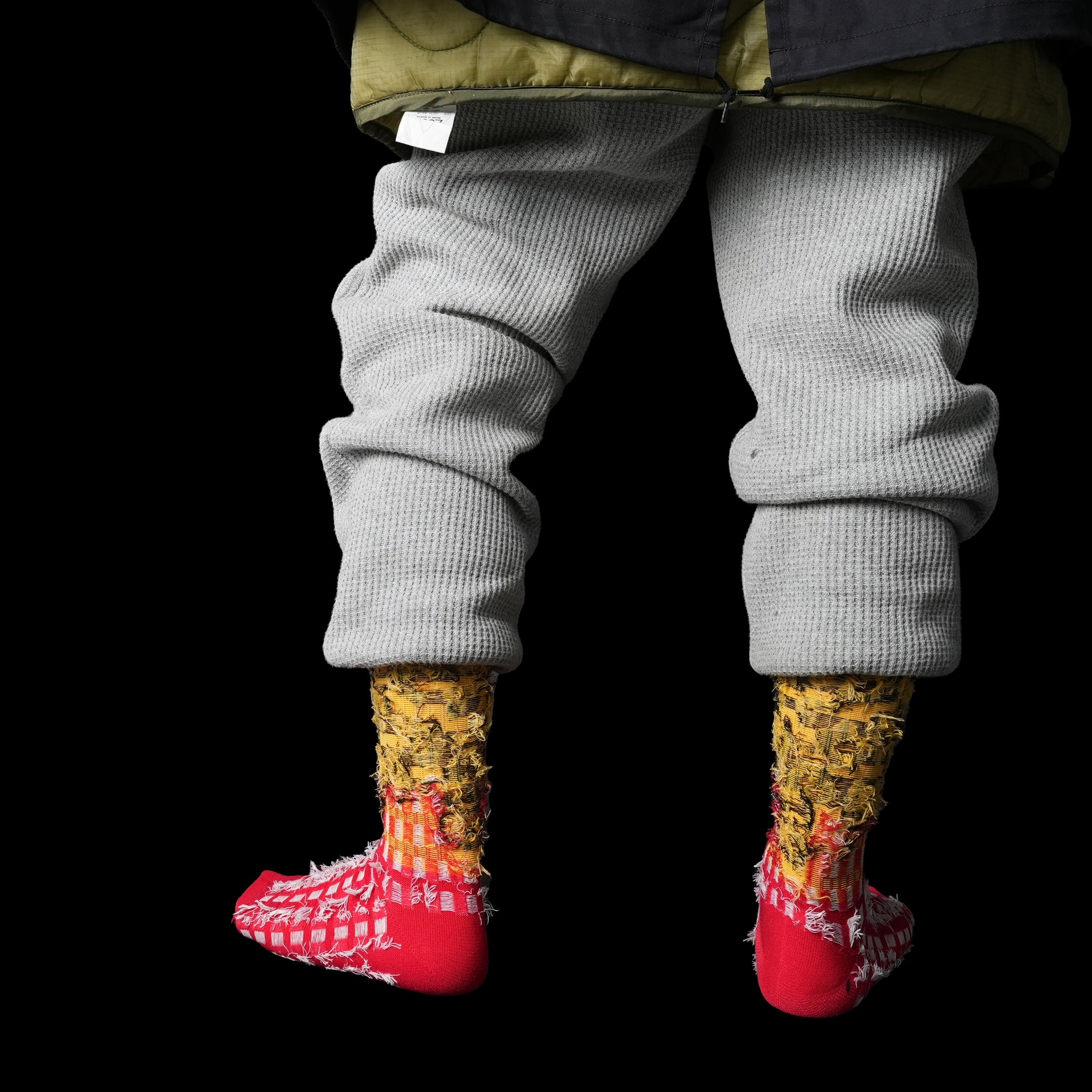 赤のヒョウ柄ソックス LEO MELT | BILLY BUDDUSKY × ADDICTION別注デザイン ネコポス対応 裏面着用画像