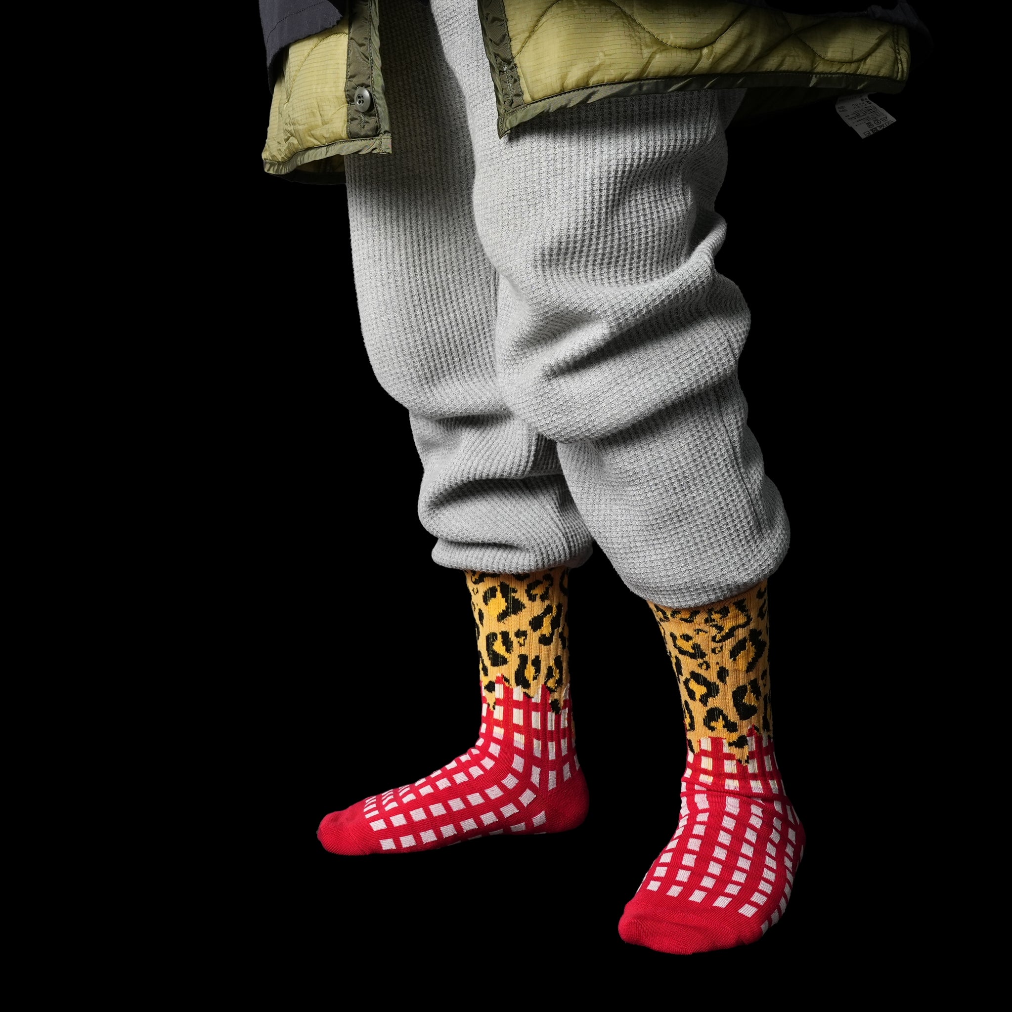 赤のヒョウ柄ソックス LEO MELT | BILLY BUDDUSKY × ADDICTION別注デザイン ネコポス対応 着用画像