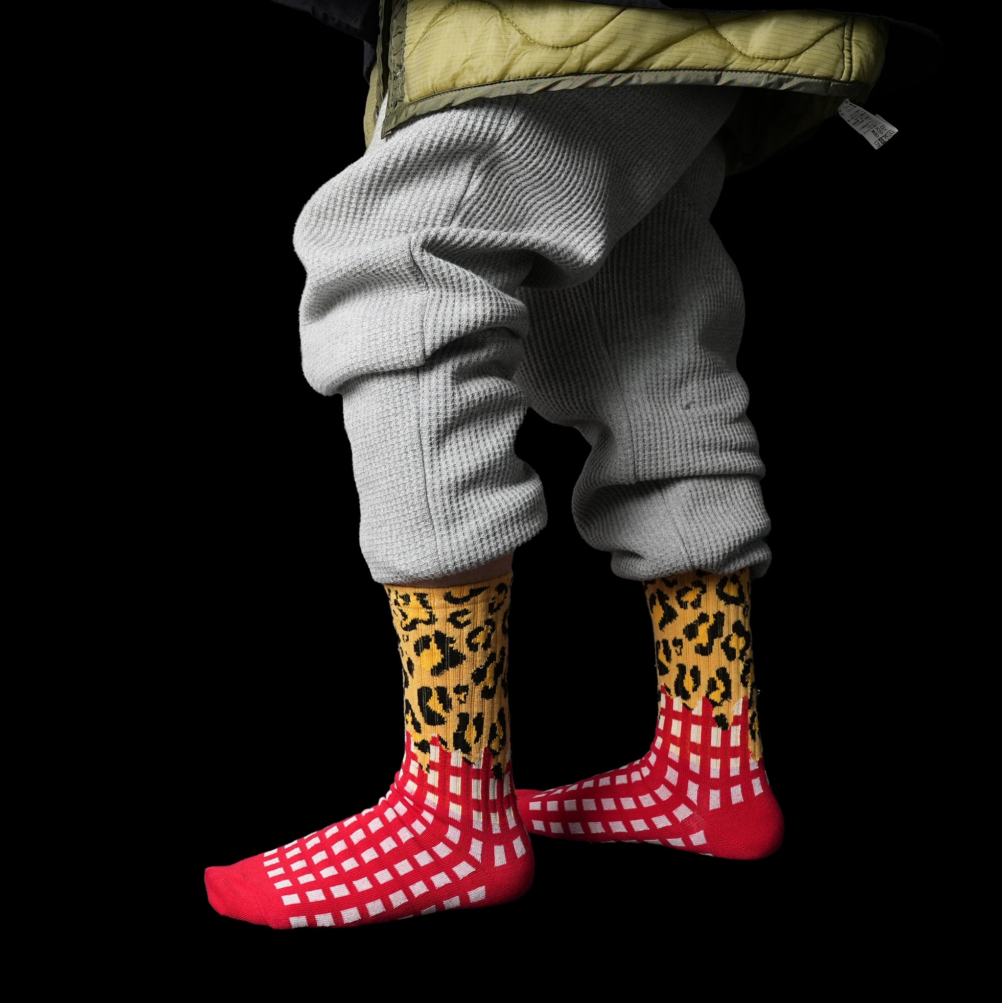 赤のヒョウ柄ソックス LEO MELT | BILLY BUDDUSKY × ADDICTION別注デザイン ネコポス対応 着用画像