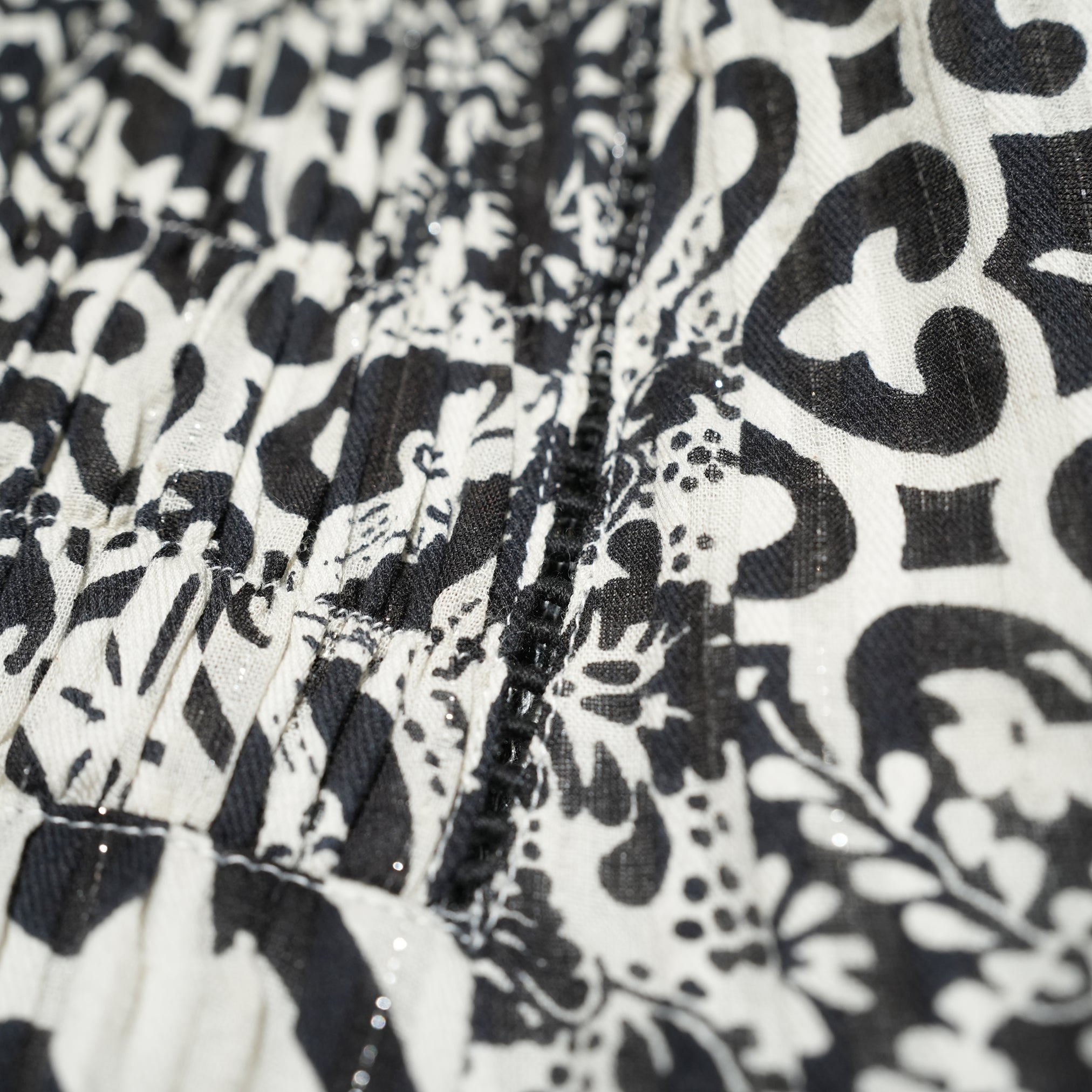 TILE PATTERN SHIRRING DRESS – Black | SARAMALLIKA