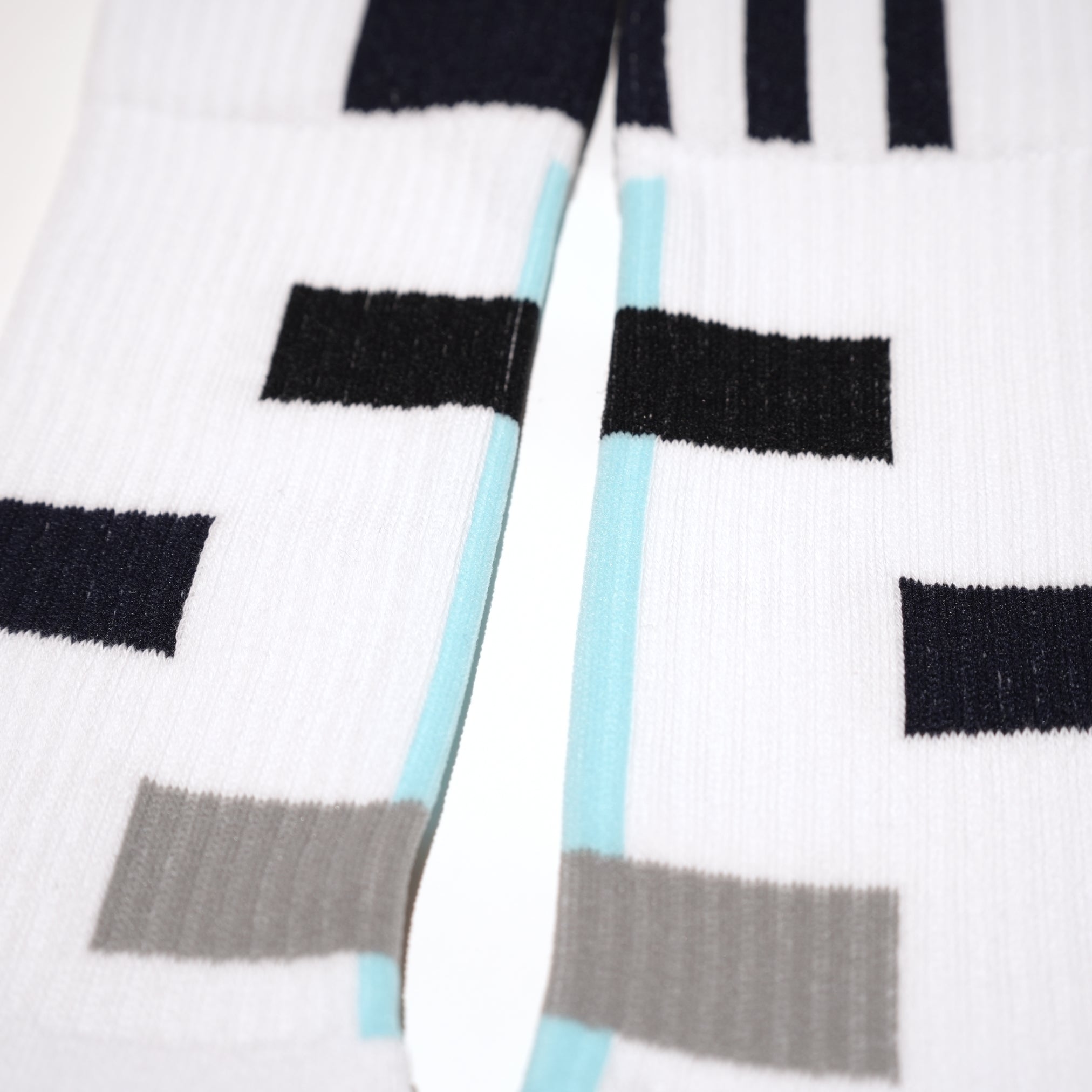 UN-026_SS24 | GEOMETRY BLOCKS SOCKS | Color:White【UNTRACE_アントレース】【ネコポス選択可能】