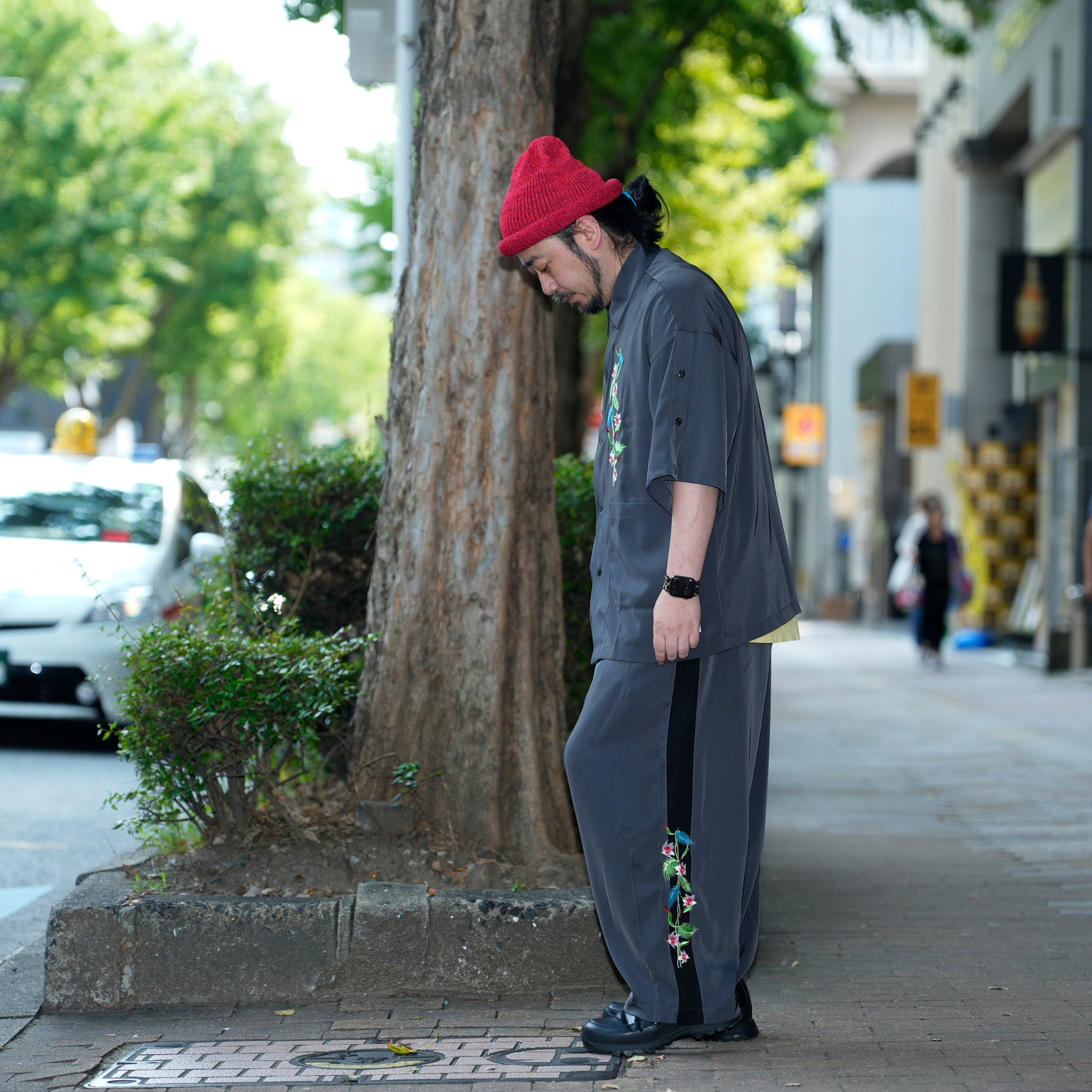 Hibiscus embroidery line wide tapered pants – Greige/Charcoal | EFFECTEN