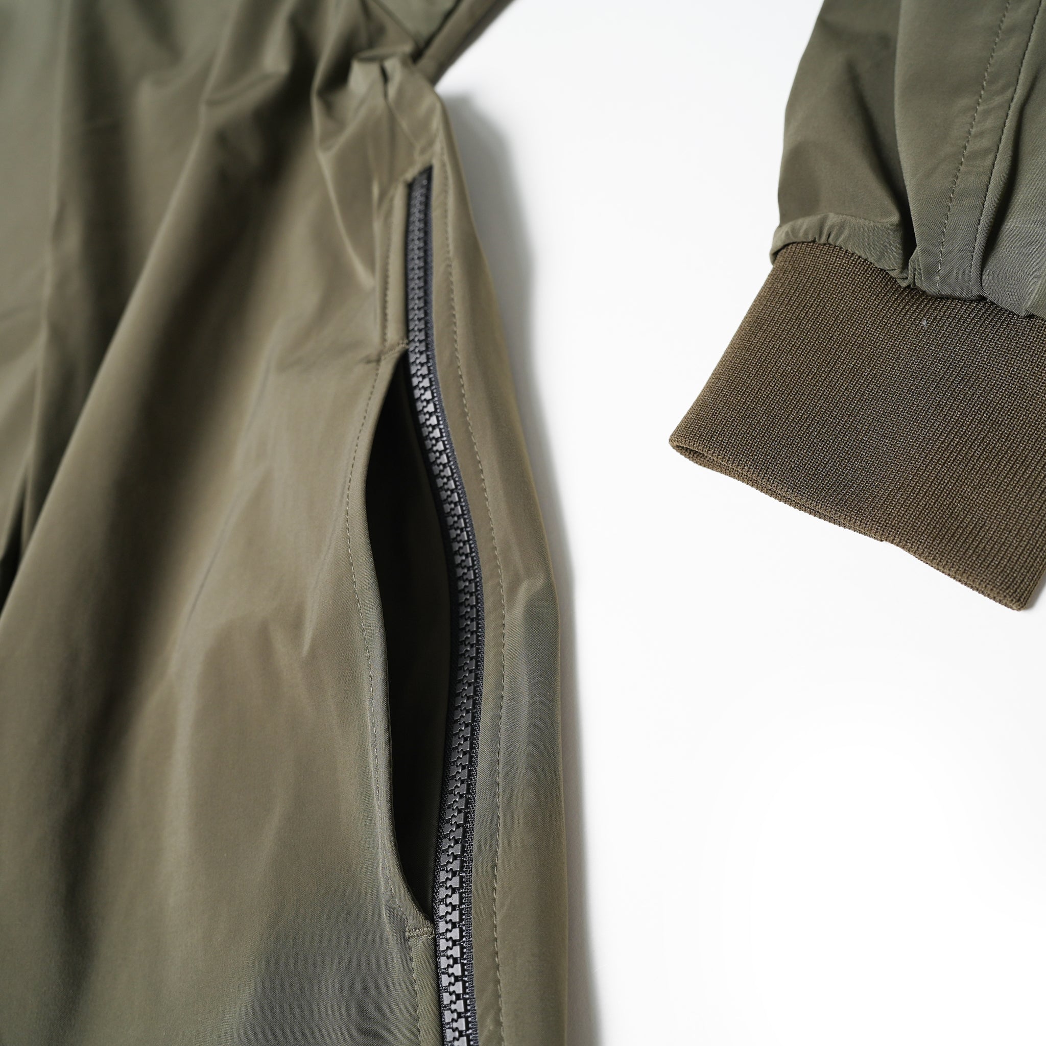 No:UN-009_AW23 | Name:BOX STRETCH SMOCK L/S | Color:Olive【UNTRACE_アントレース】
