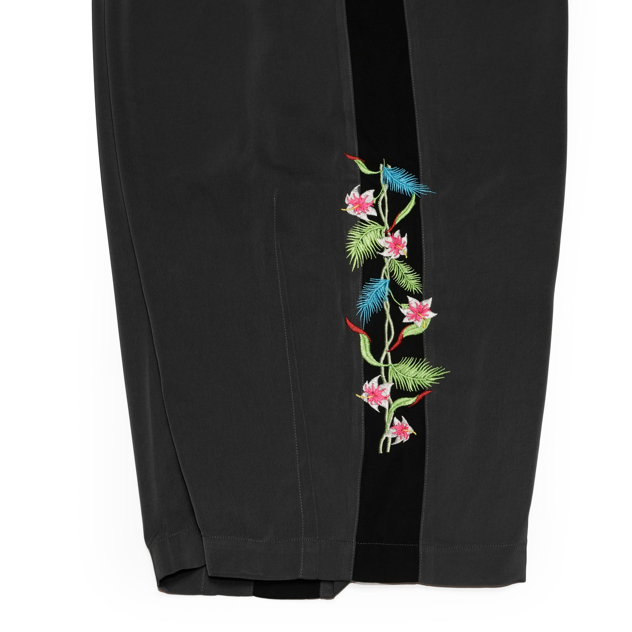 Hibiscus embroidery line wide tapered pants – Greige/Charcoal | EFFECTEN