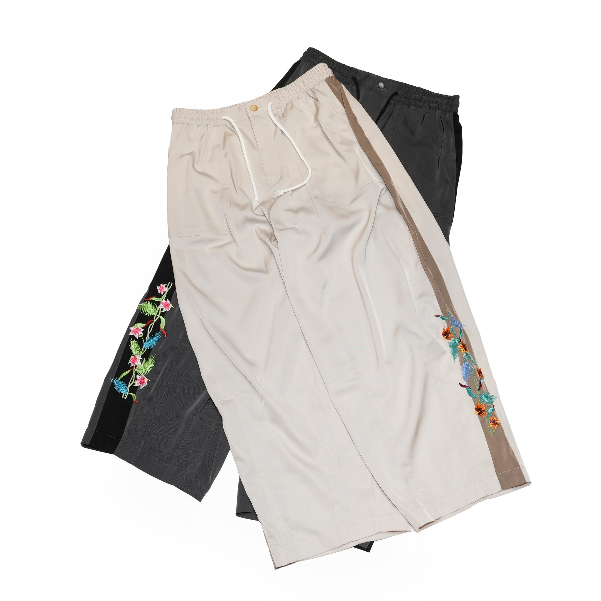Hibiscus embroidery line wide tapered pants – Greige/Charcoal | EFFECTEN