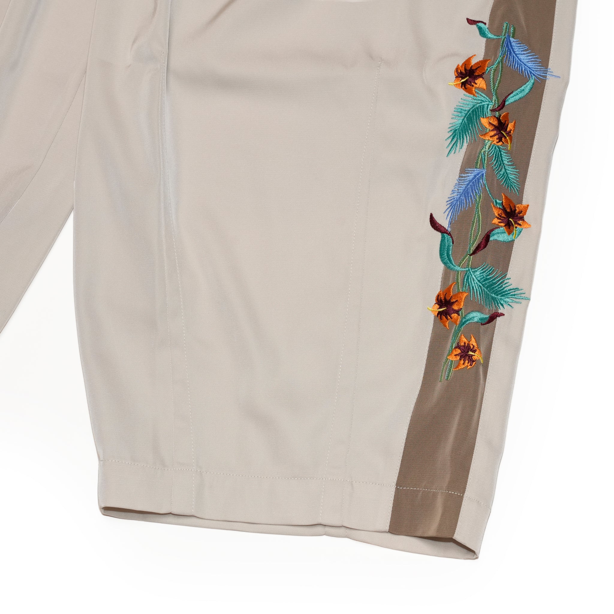 Hibiscus embroidery line wide tapered pants – Greige/Charcoal | EFFECTEN