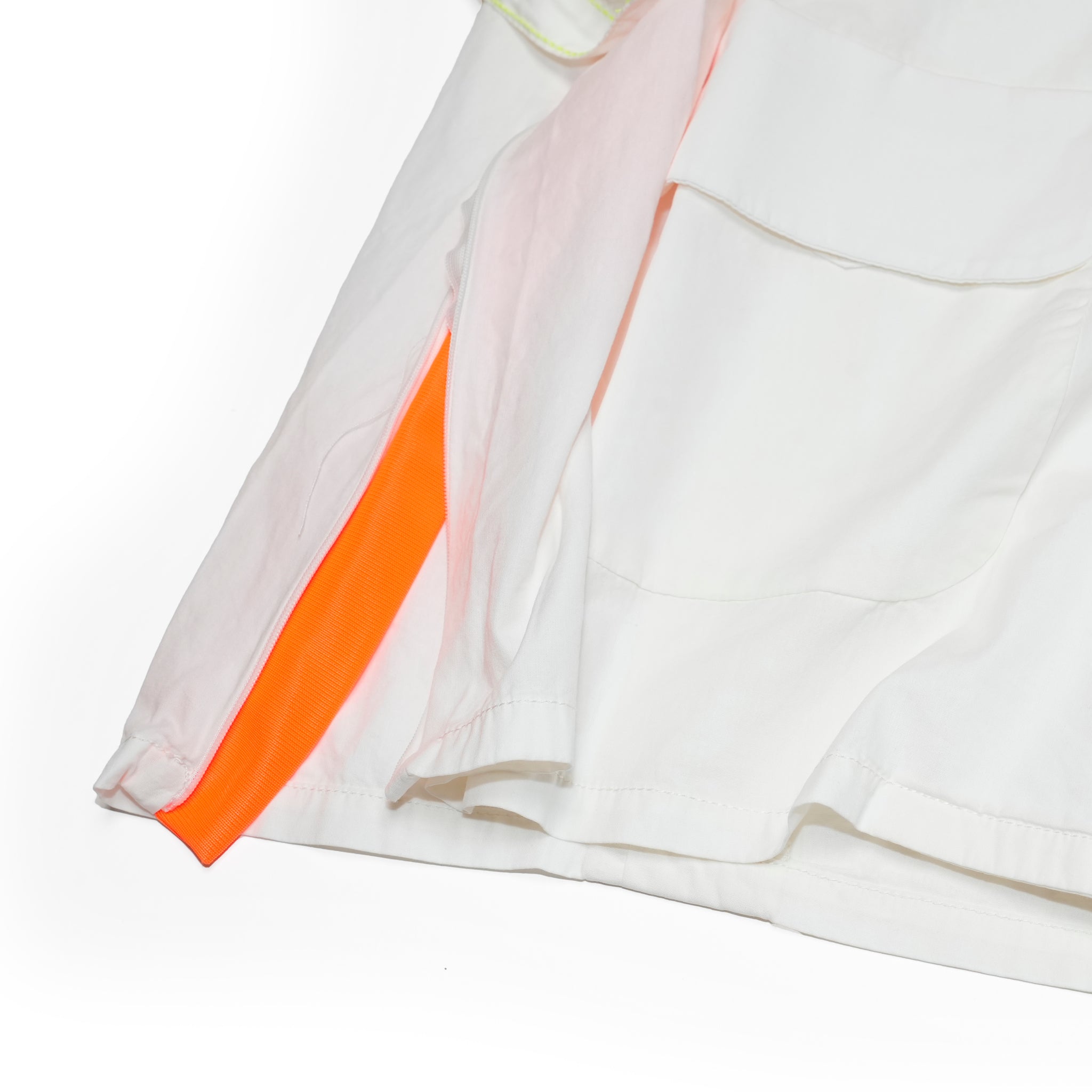 ジップ開閉でオレンジテープ