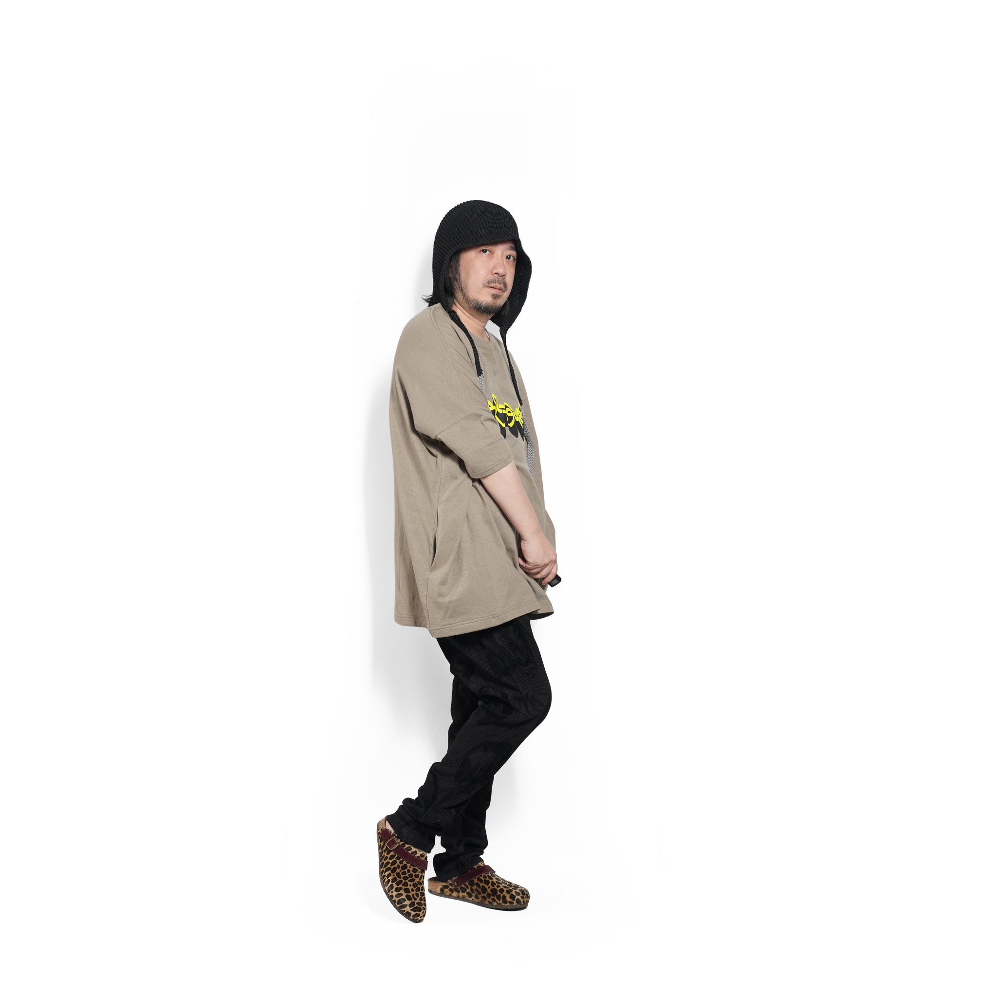ARABIC L&P Tee – Khaki | STOF | 入荷予定アイテム