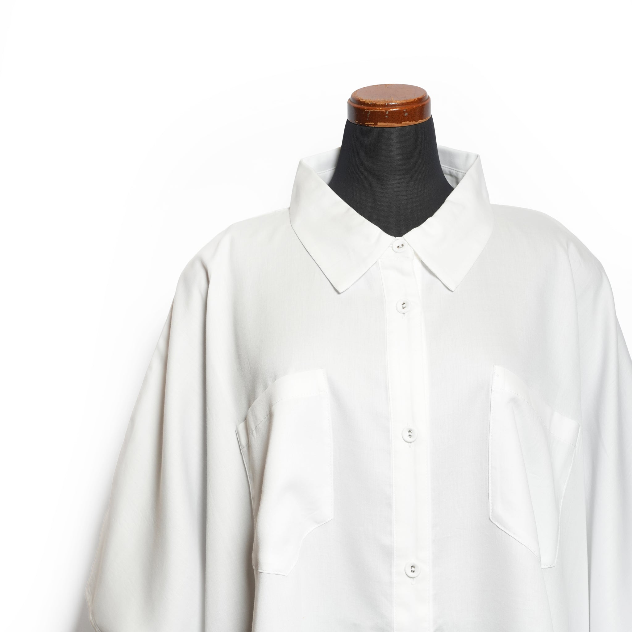 Dancing Lace poncho shirt– White | BEDSIDEDRAMA