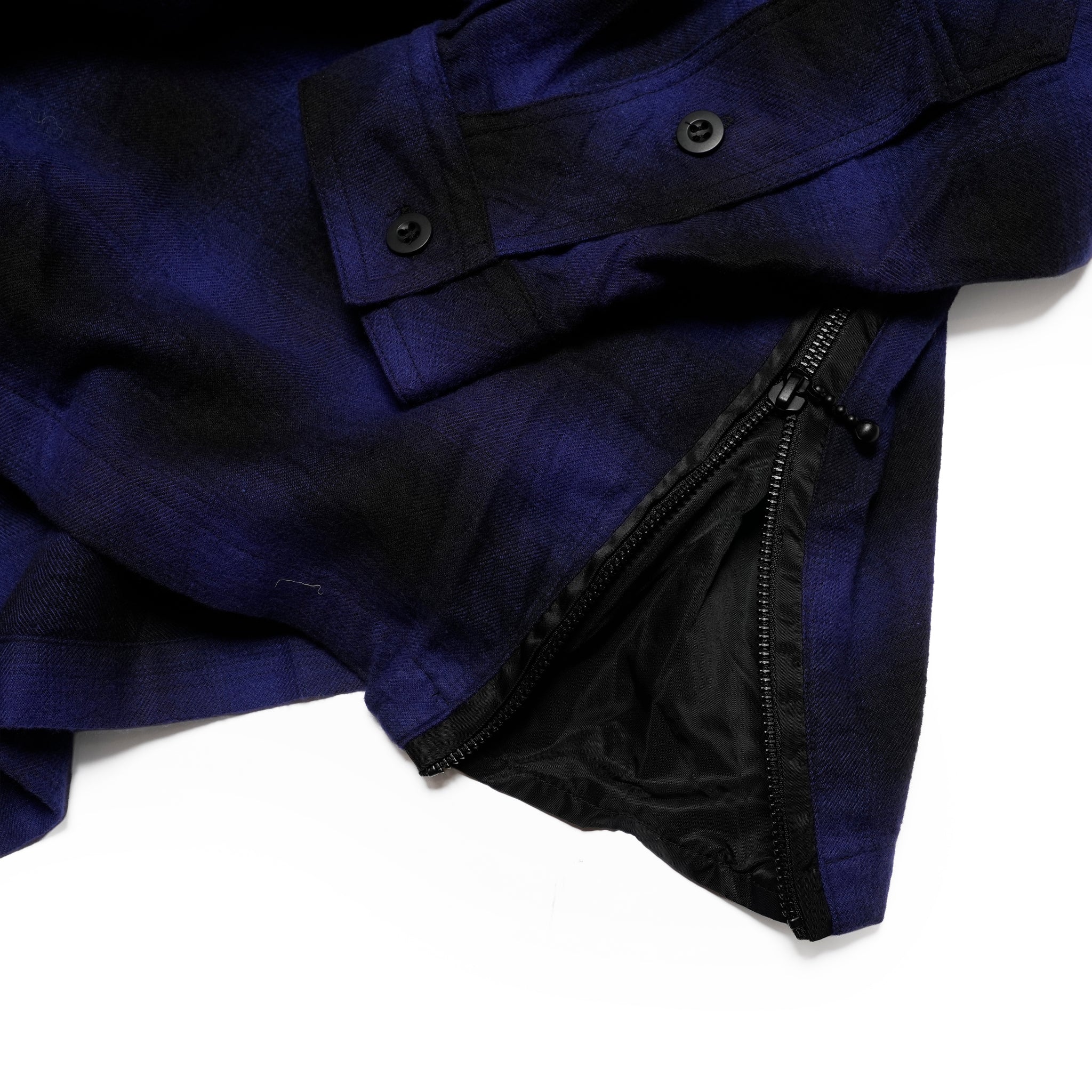 VIRGOwearworksのチェックシャツの裾サイドファスナー部分。ナイロン切替とジップデザインがアクセントになったディテール写真。