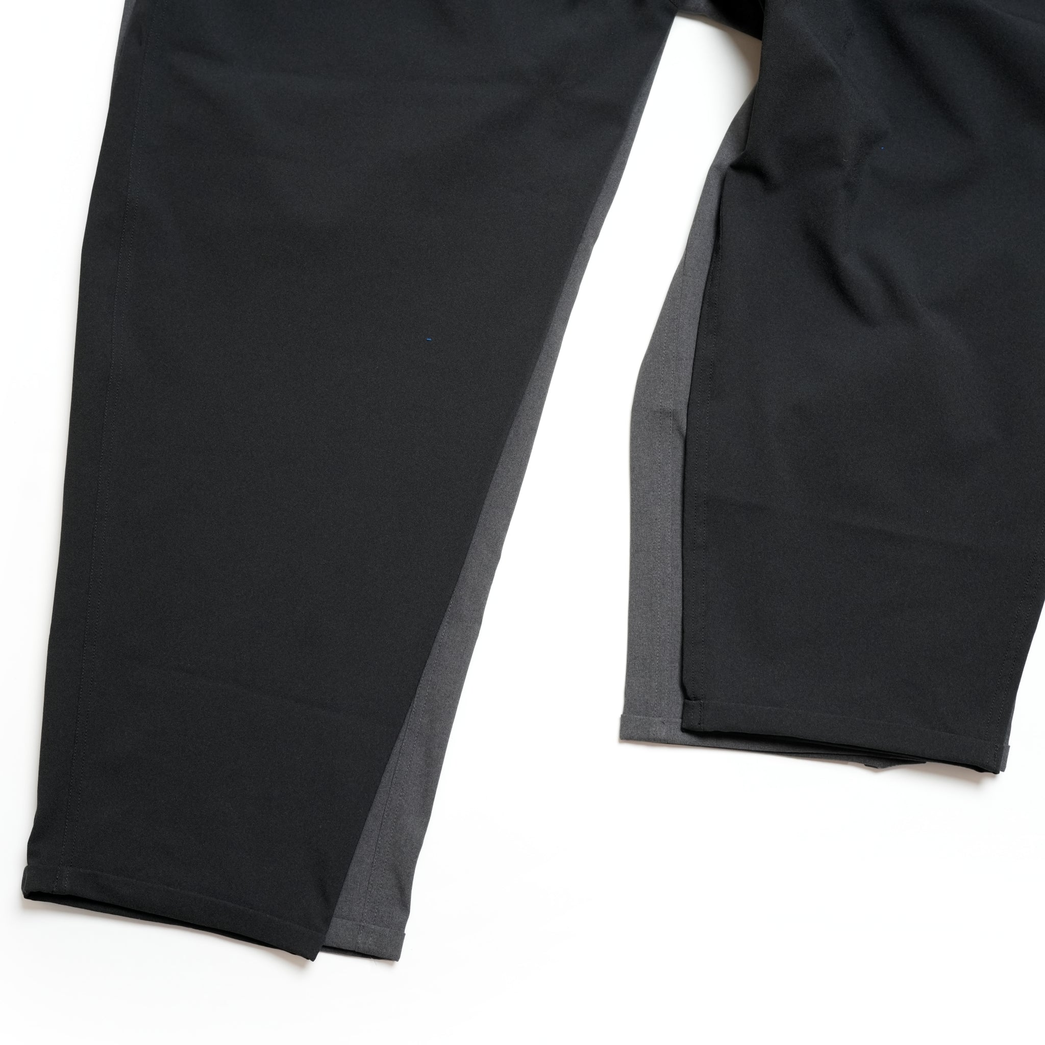 裾の広さ比較 グレーは定番どちらもM