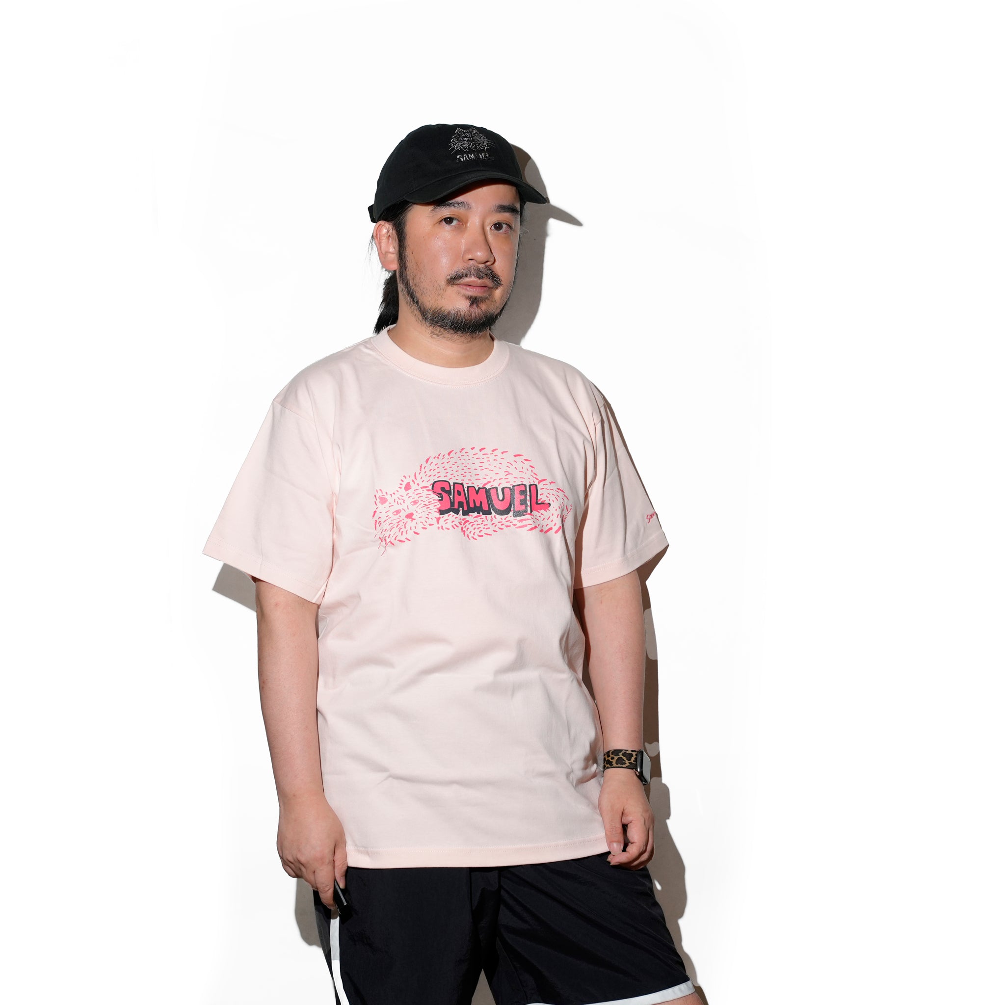 SAMUEL × SHIMAO MAHO CAT LOGO S/S TEE | Color:Black/Pink | S-25SS-SS-014【SAMUEL_サミュエル】 【ネコポス選択可能】