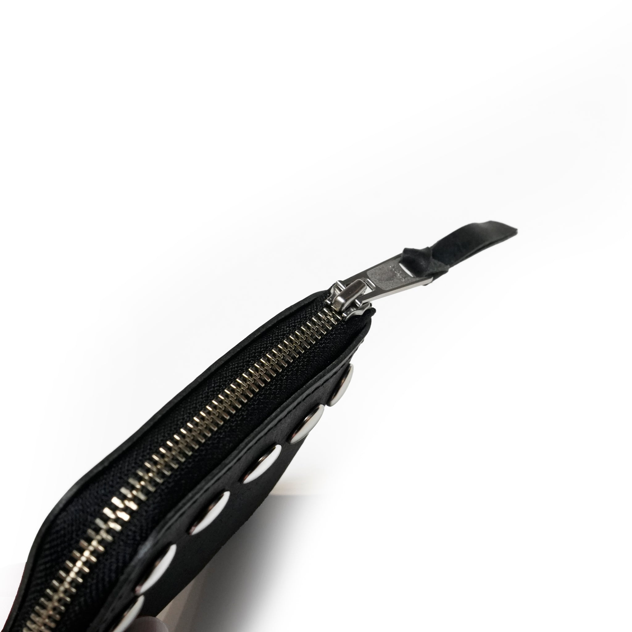 pn 992003_black | 特大カシメミニウォレット | Color:Black【SARANAM_サラナン】