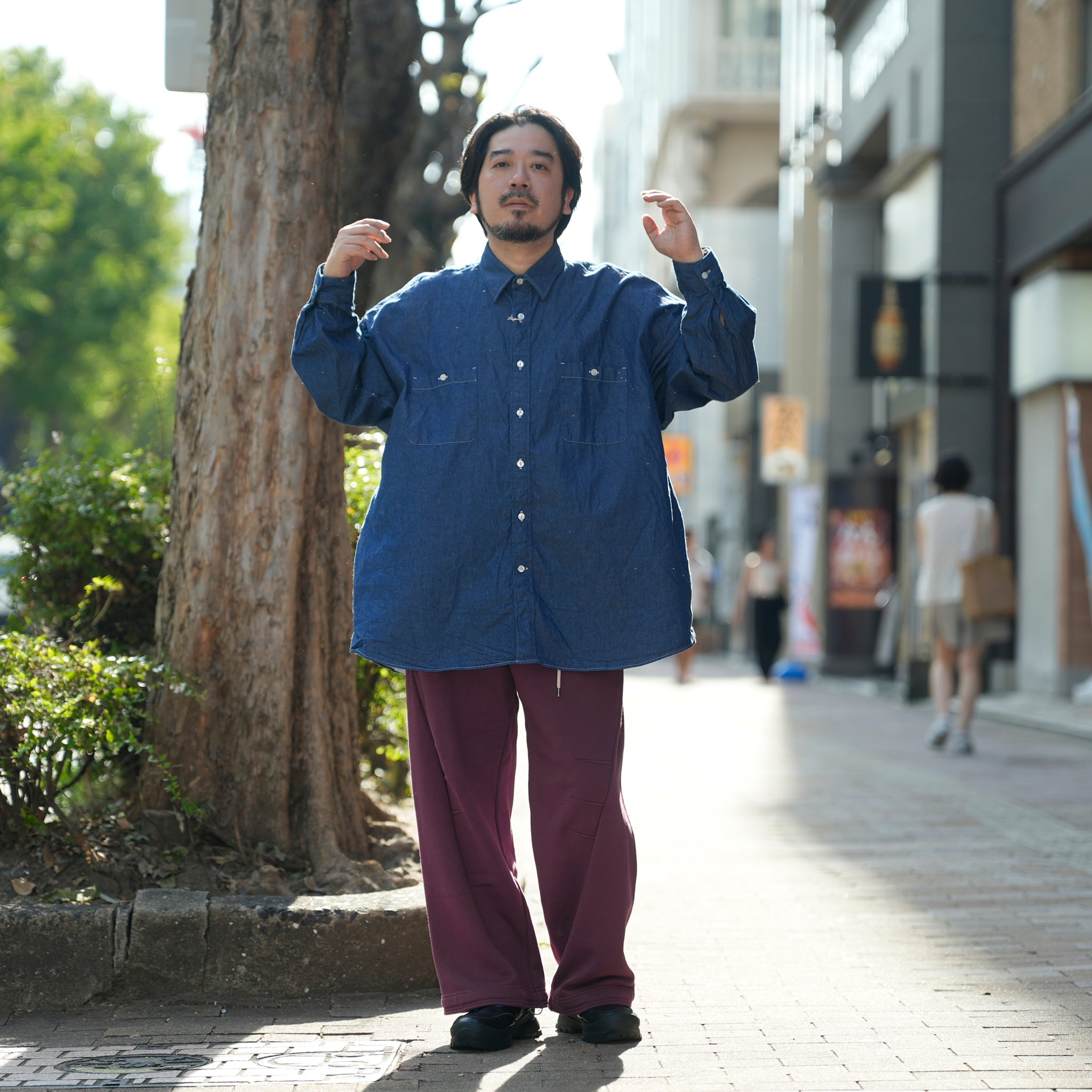 立体裁断とダーツが施されたザラっとした質感のスウェットパンツ。ゆったりシルエットながらすっきり見える設計。