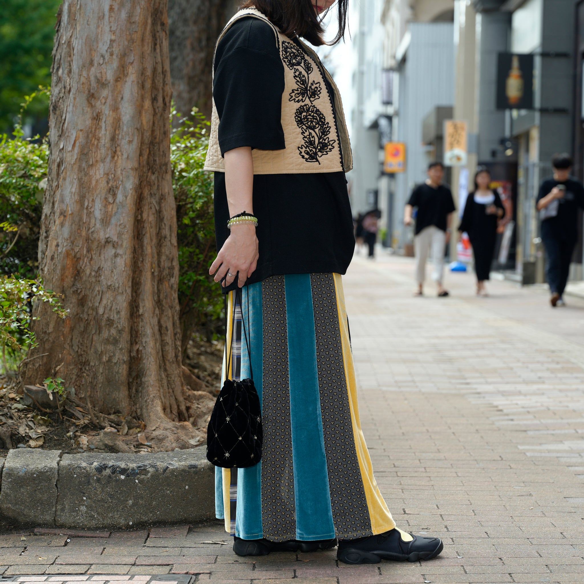 VELVET BEADS EMBROIDERY DRAWSTRING MINI BAG | Color_Black | No_022152sn5_black【SARA MALLIKA_サラマリカ】