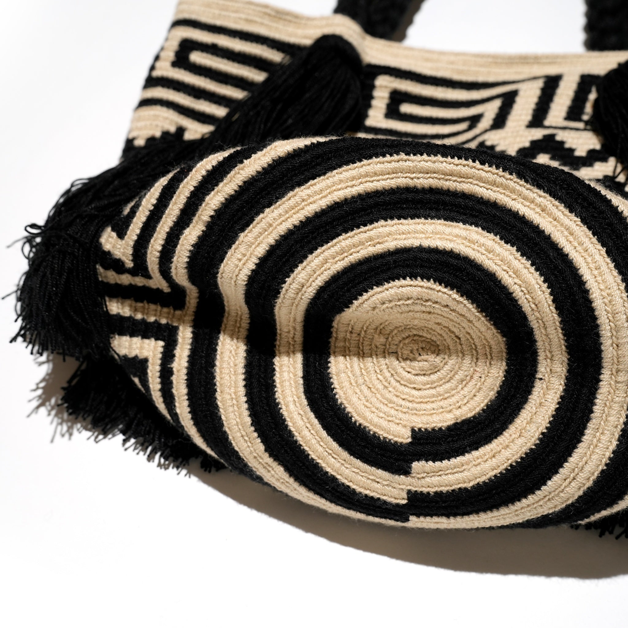 JA-24SS-TRAD1 | TRADITIONAL Wayuú Purse in Classic Style | Color:#87 Black-#139 Ivory【JARDIN DEL CIELO_ジャーディン デル シエロ】【archive】