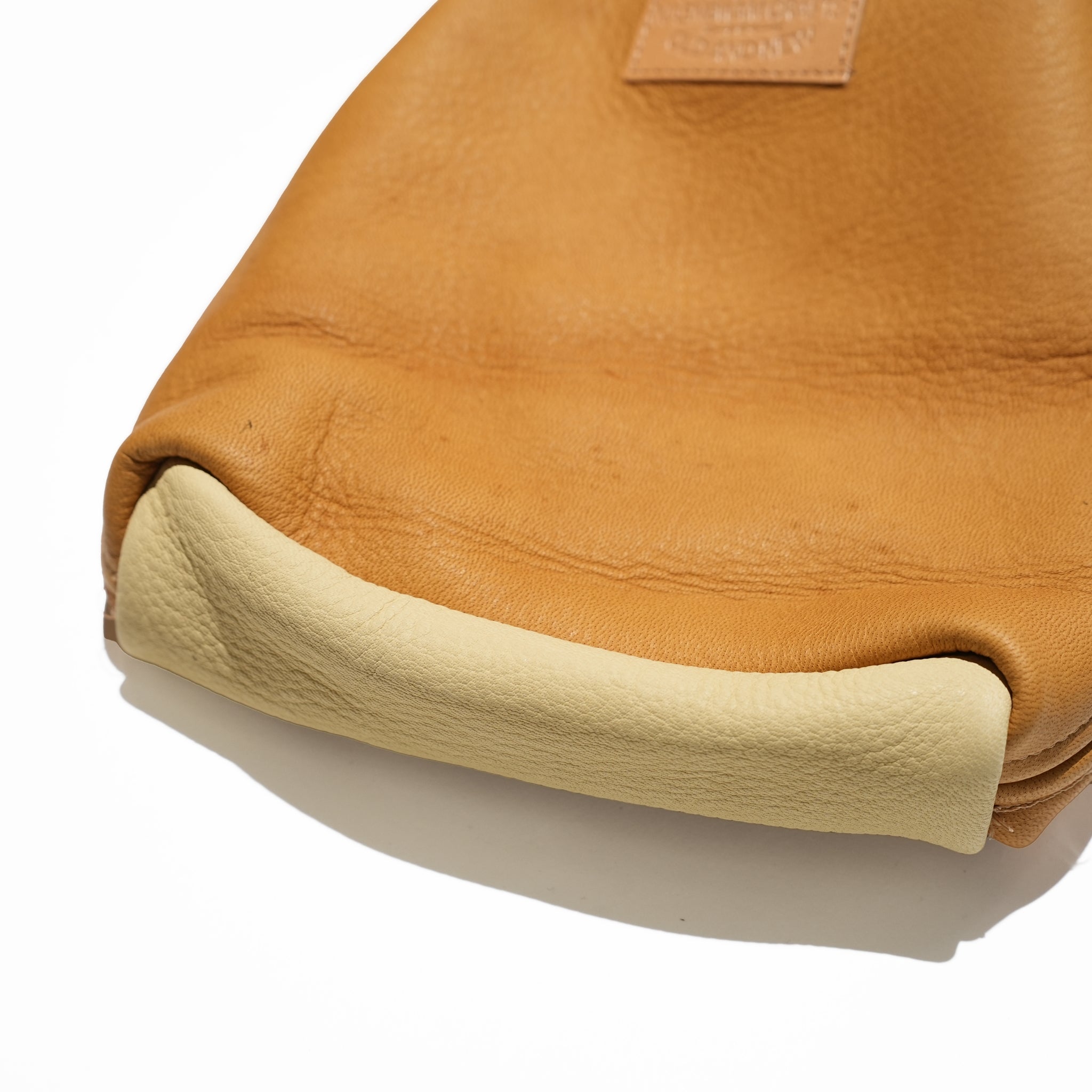 EM2326402 | DEARSKIN WHISKY BAG | Color:Camel/Black【NASNGWAM_ナスングワム】
