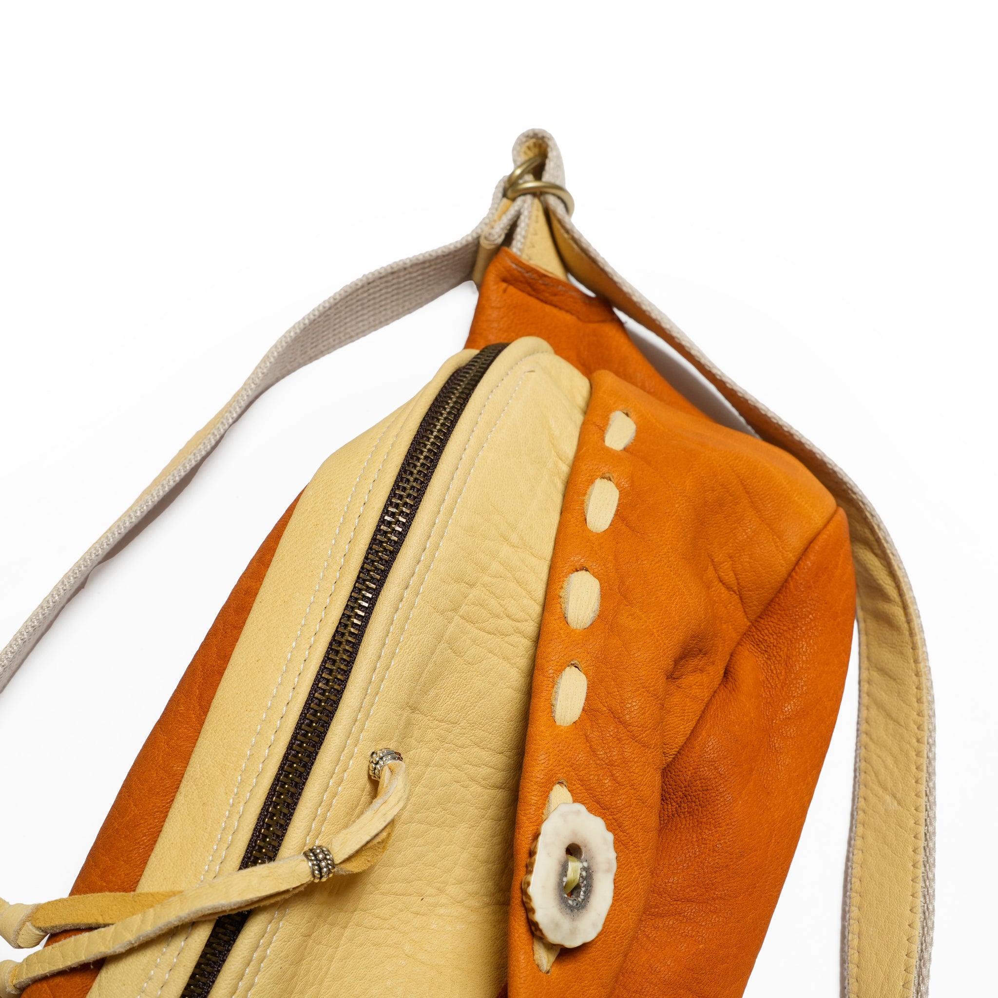 DEERSKIN BODY BAG | Color:Camel | EM2626403_camel【NASNGWAM_ナスングワム】