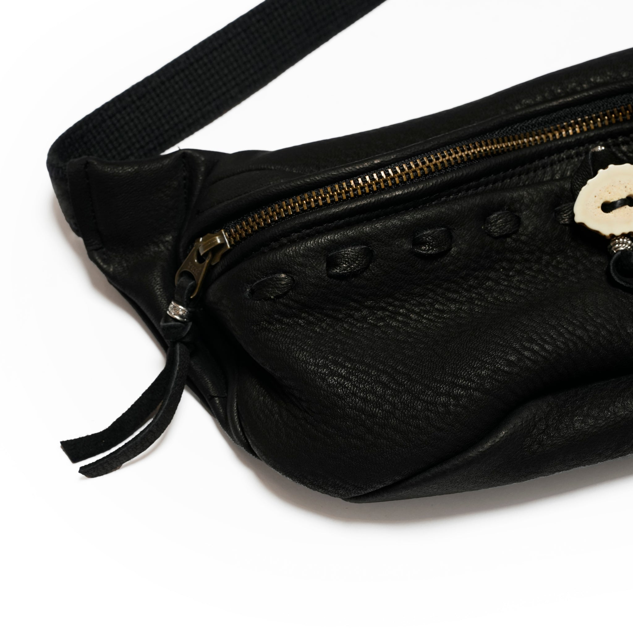 DEERSKIN BODY BAG | Color:Black | EM2626403【NASNGWAM_ナスングワム】