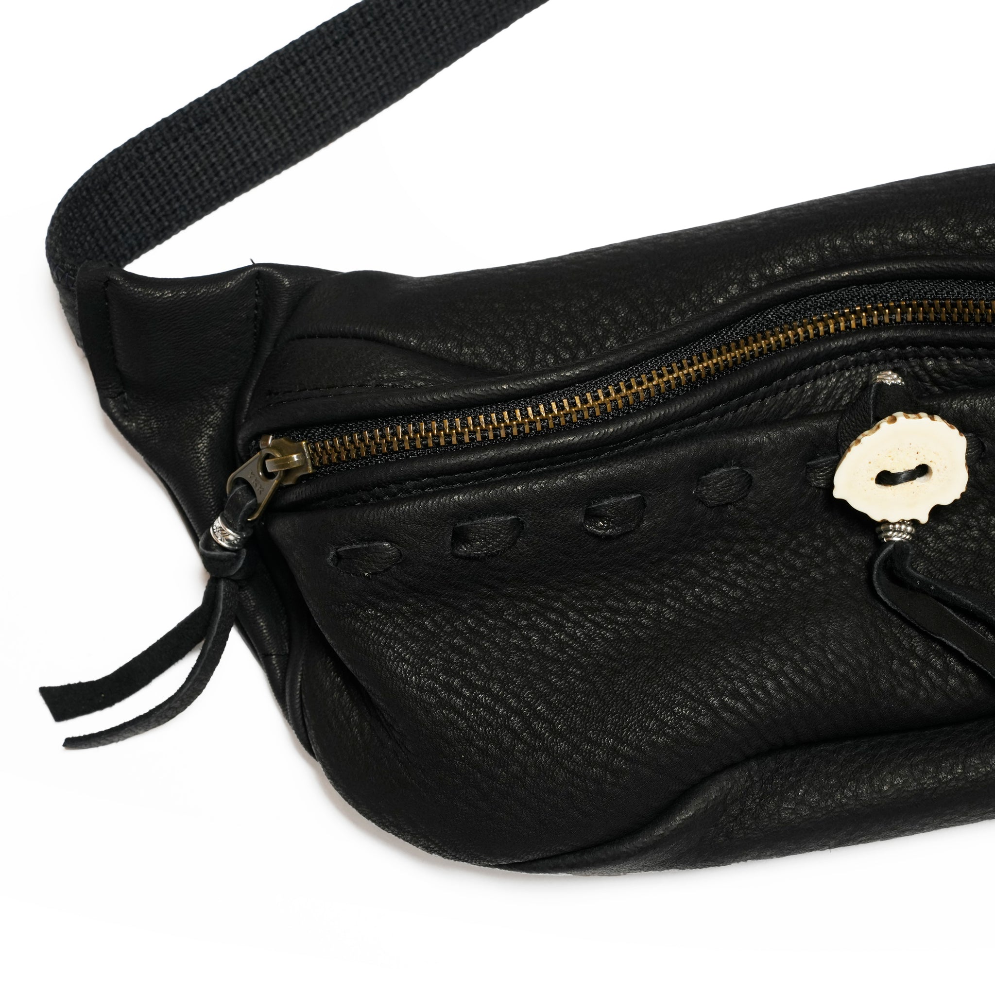 DEERSKIN BODY BAG | Color:Black | EM2626403【NASNGWAM_ナスングワム】