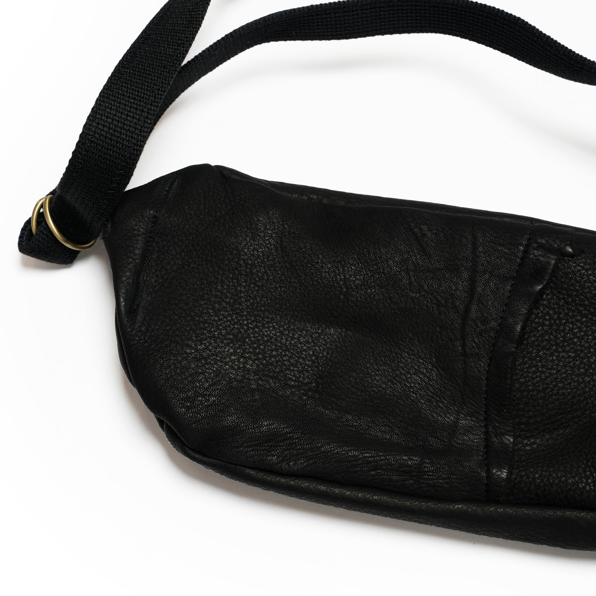 DEERSKIN BODY BAG | Color:Black | EM2626403【NASNGWAM_ナスングワム】