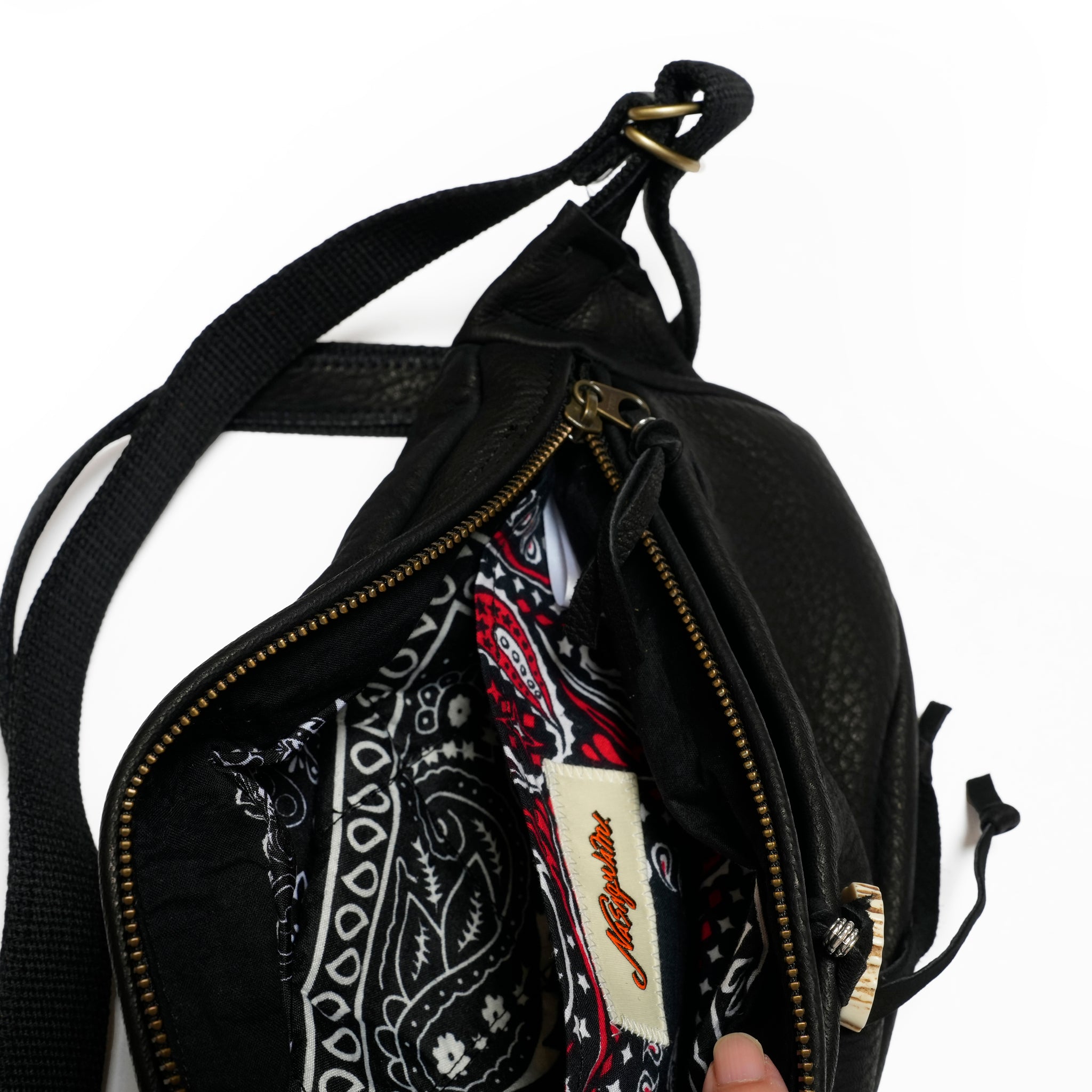 DEERSKIN BODY BAG | Color:Black | EM2626403【NASNGWAM_ナスングワム】