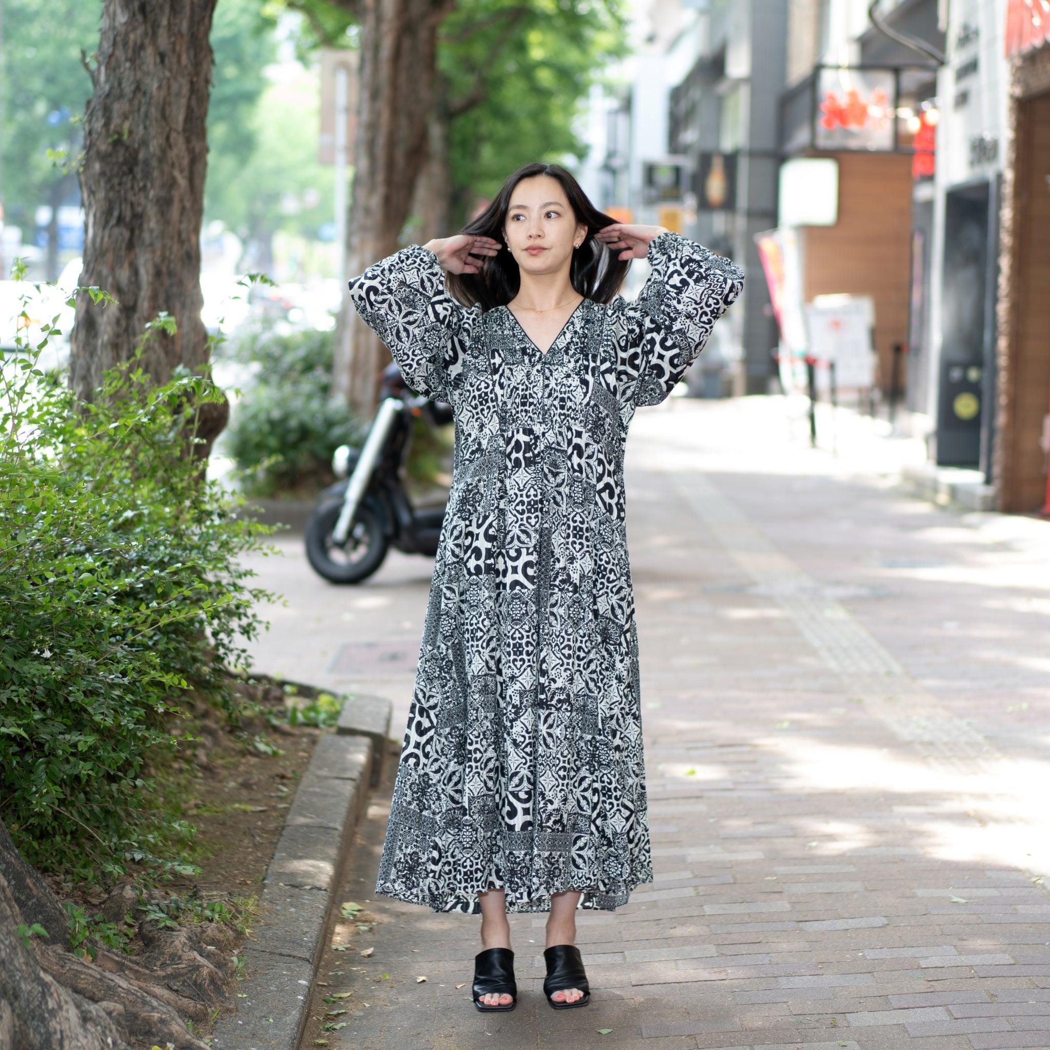 TILE PATTERN SHIRRING DRESS – Black | SARAMALLIKA