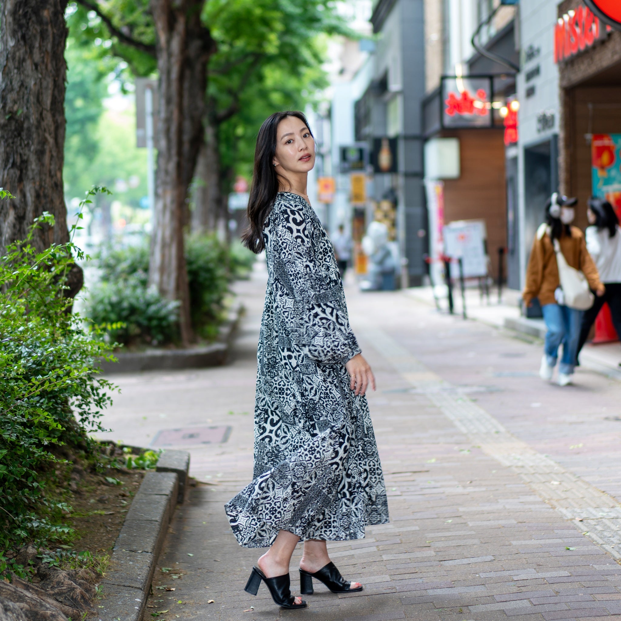 TILE PATTERN SHIRRING DRESS – Black | SARAMALLIKA