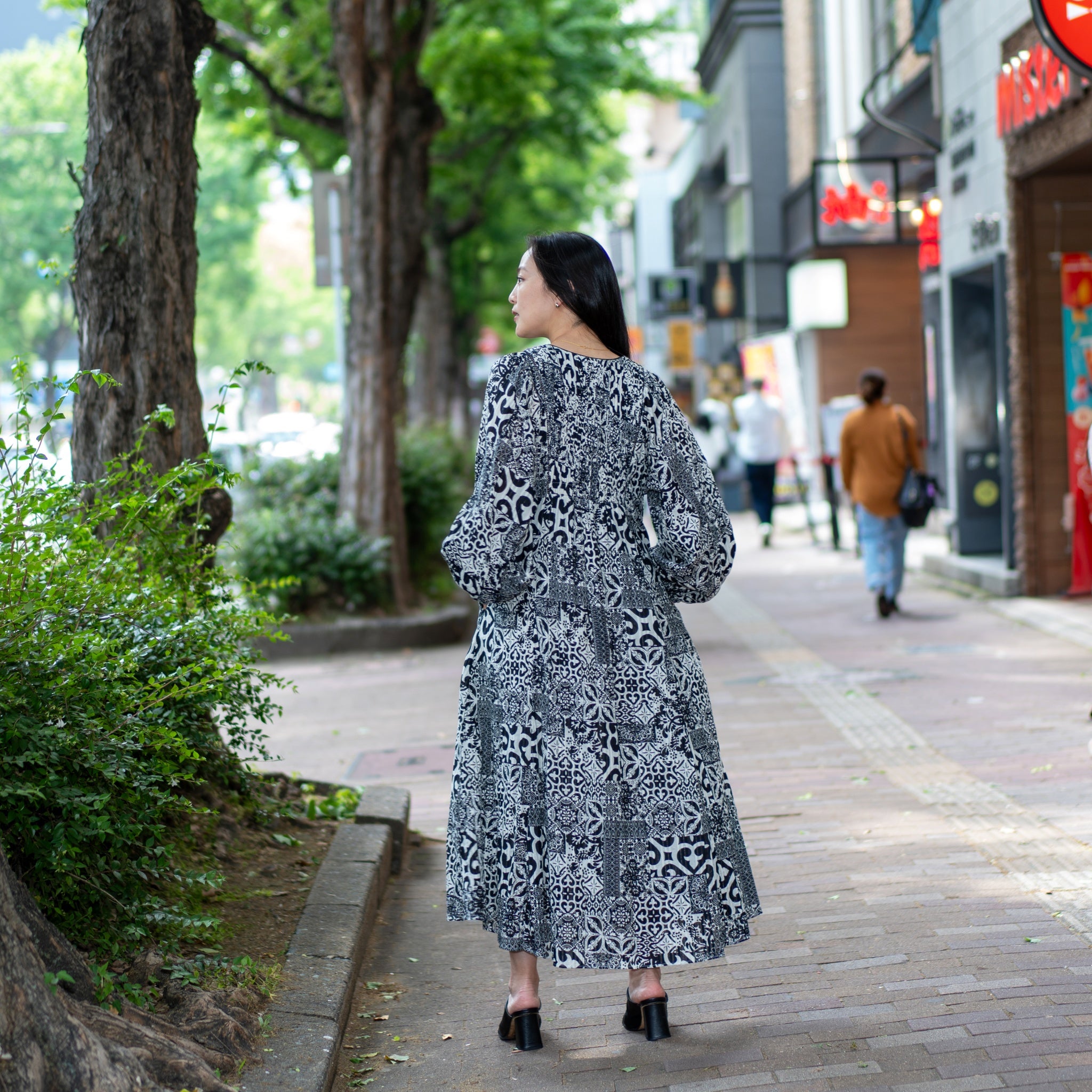 TILE PATTERN SHIRRING DRESS – Black | SARAMALLIKA