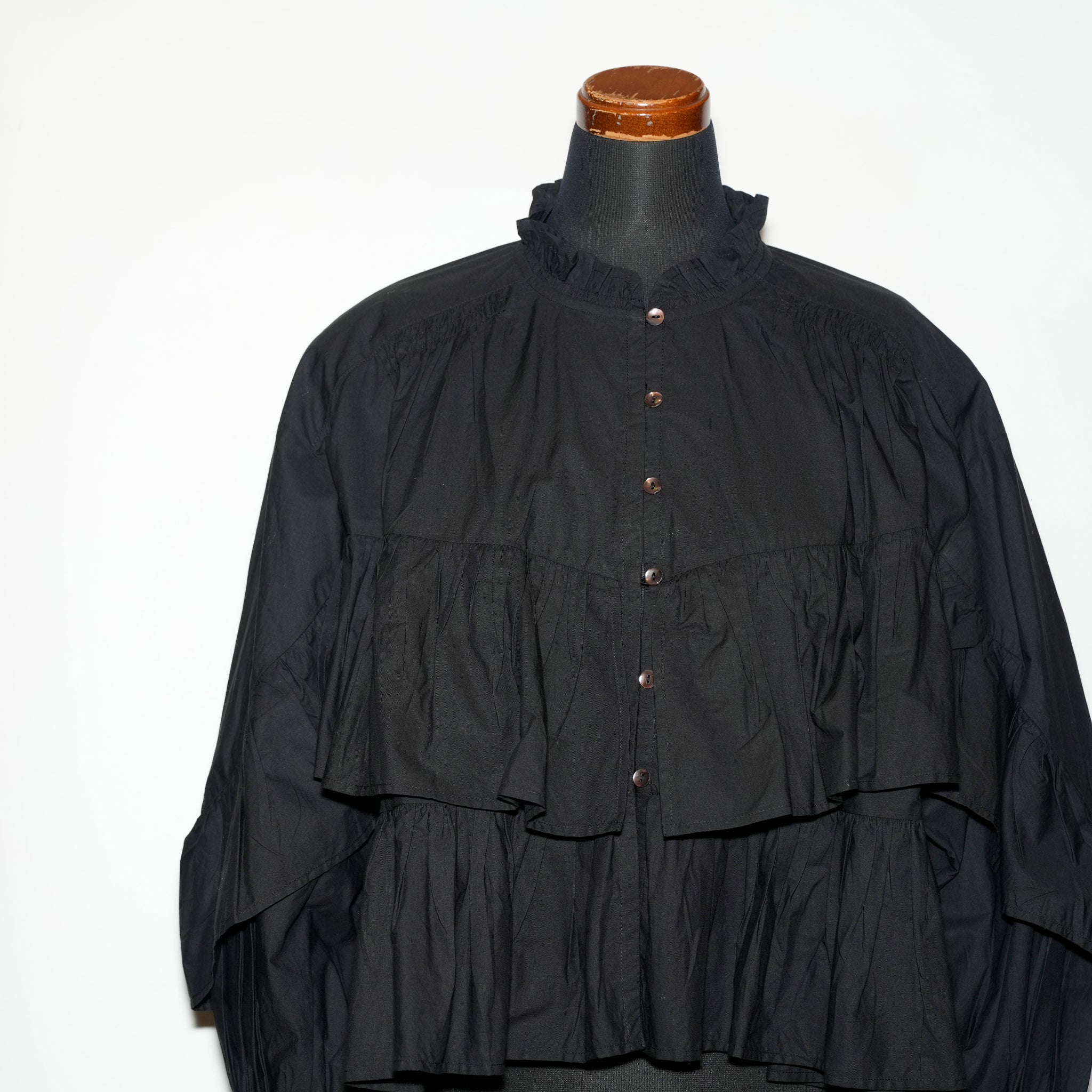 COTTON VOLUME FRILL SHORT BLOUSE – Black | SARAMALLIKA