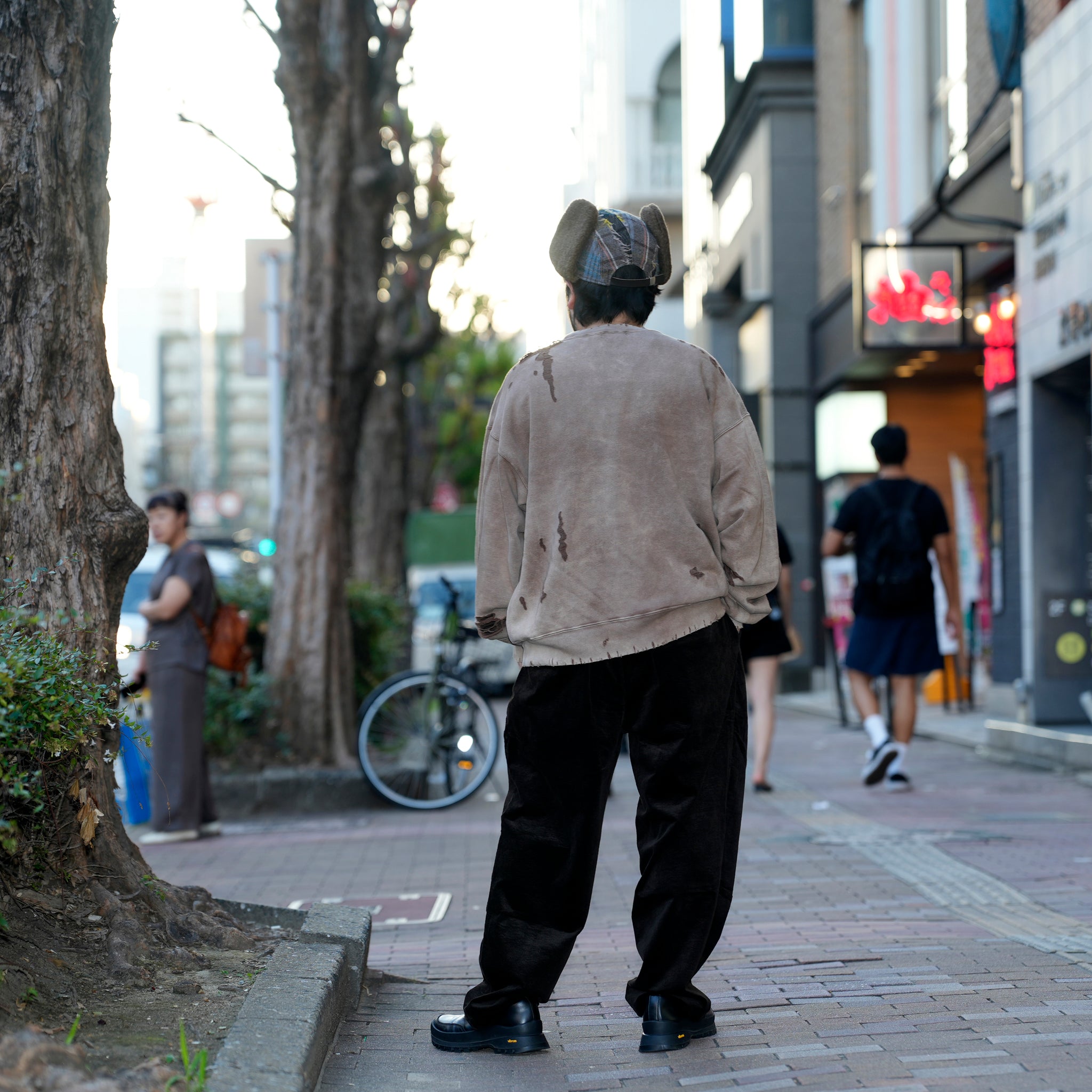 Distressed Sweat Crew | Color_Brown | No_lot : 25#07-1030-0_brown【MINAMI ANDERSON_ミナミアンダーソン】