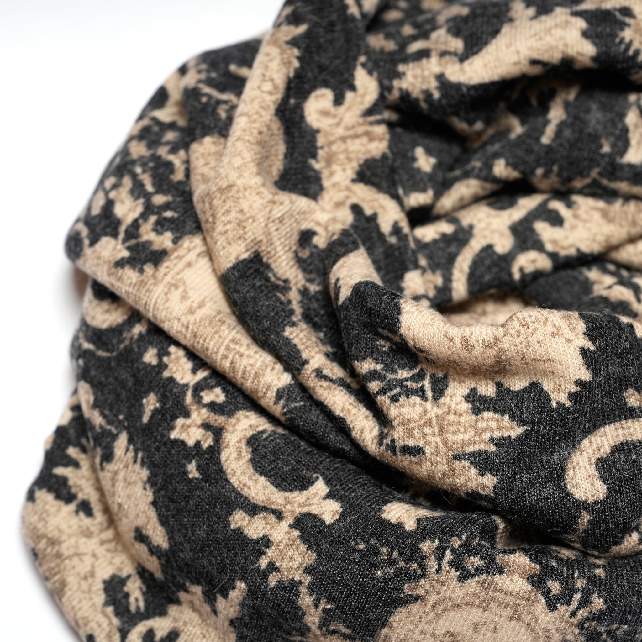 西洋美術柄が入った大判ニットスヌードの質感アップのディテール写真