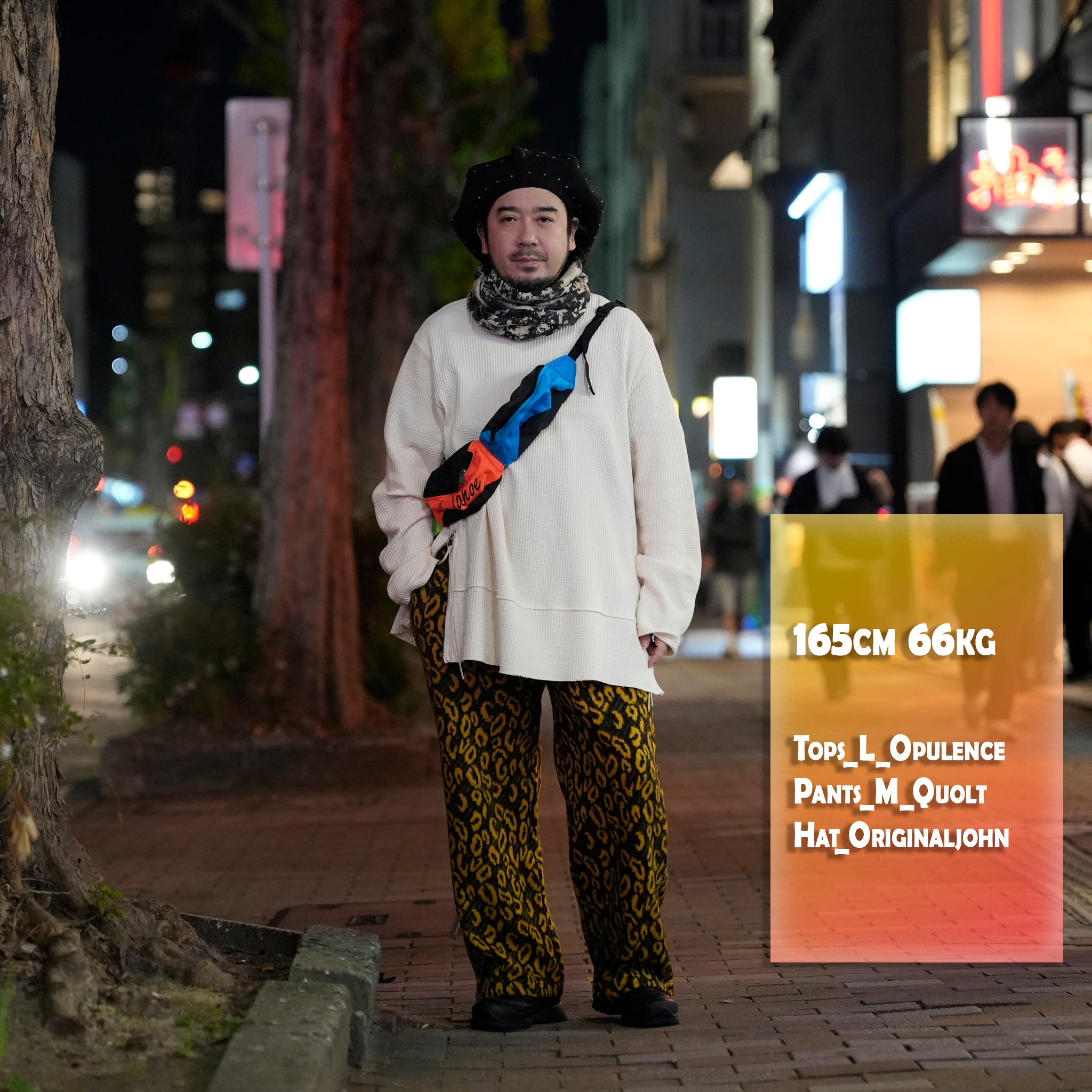 QUOLT MAGNIFICENT SNOOD ダークチャコールを二重巻きした首元スタイリング