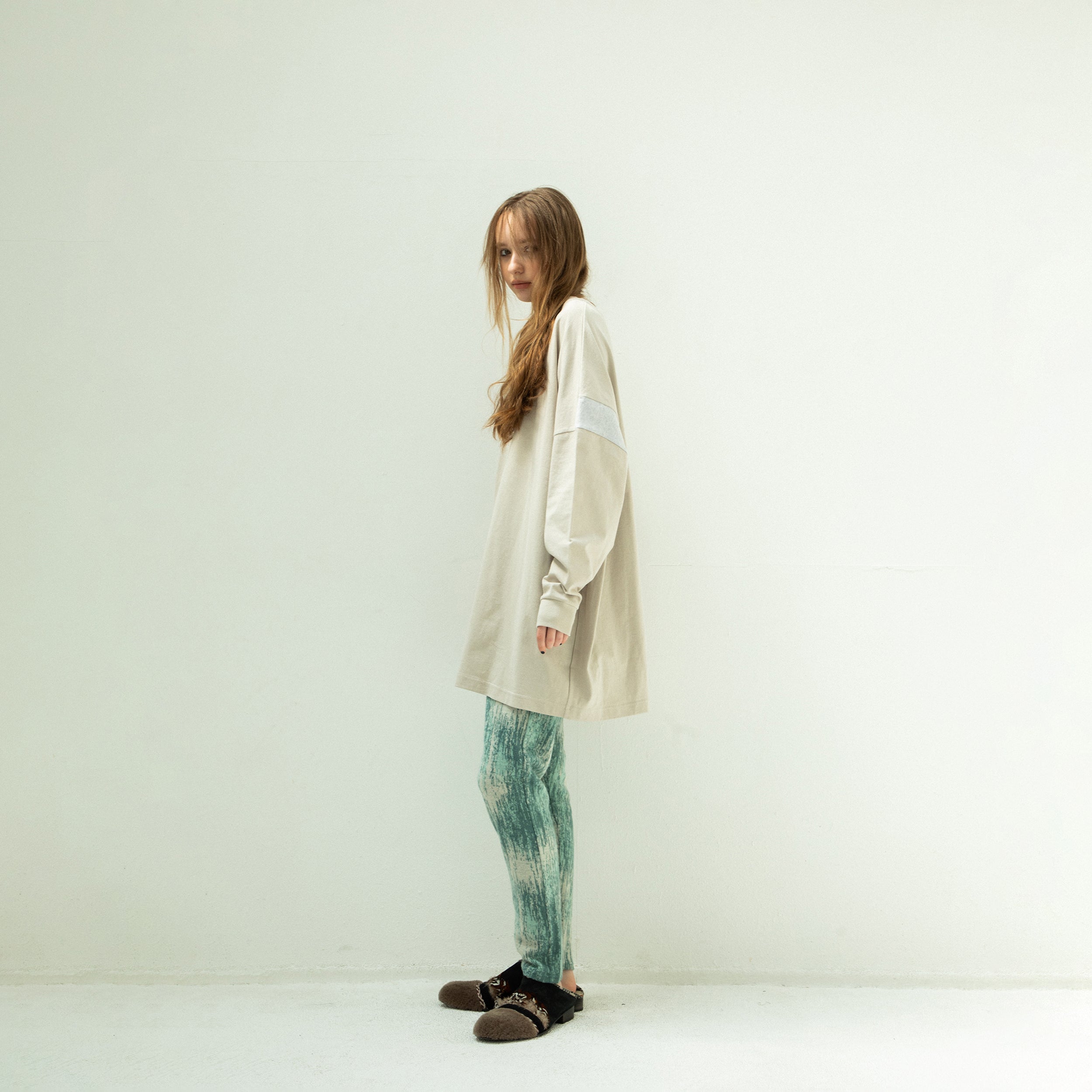 TALK ON YOUR BACK L/S T-SHIRT | Color_G Beige | No_sf25aw-19_g beige【STOF_ストフ】【入荷予定アイテム・入荷連絡可能】