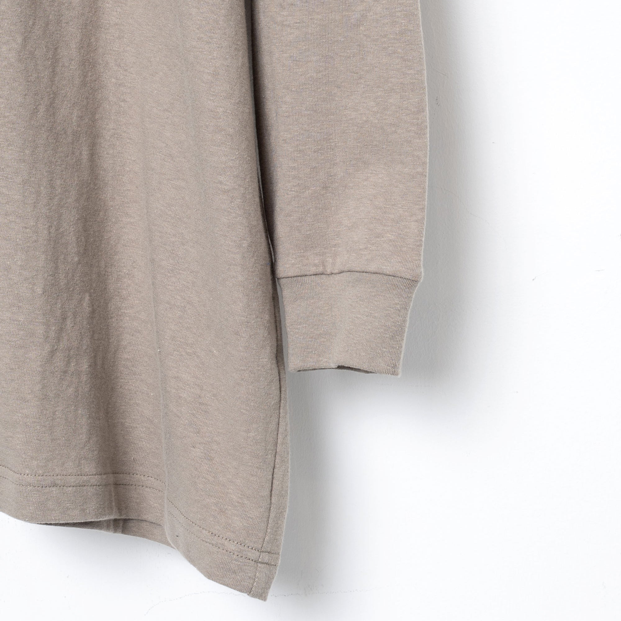 ARABIC L&P L/S Tee – Khaki | STOF | 入荷予定アイテム