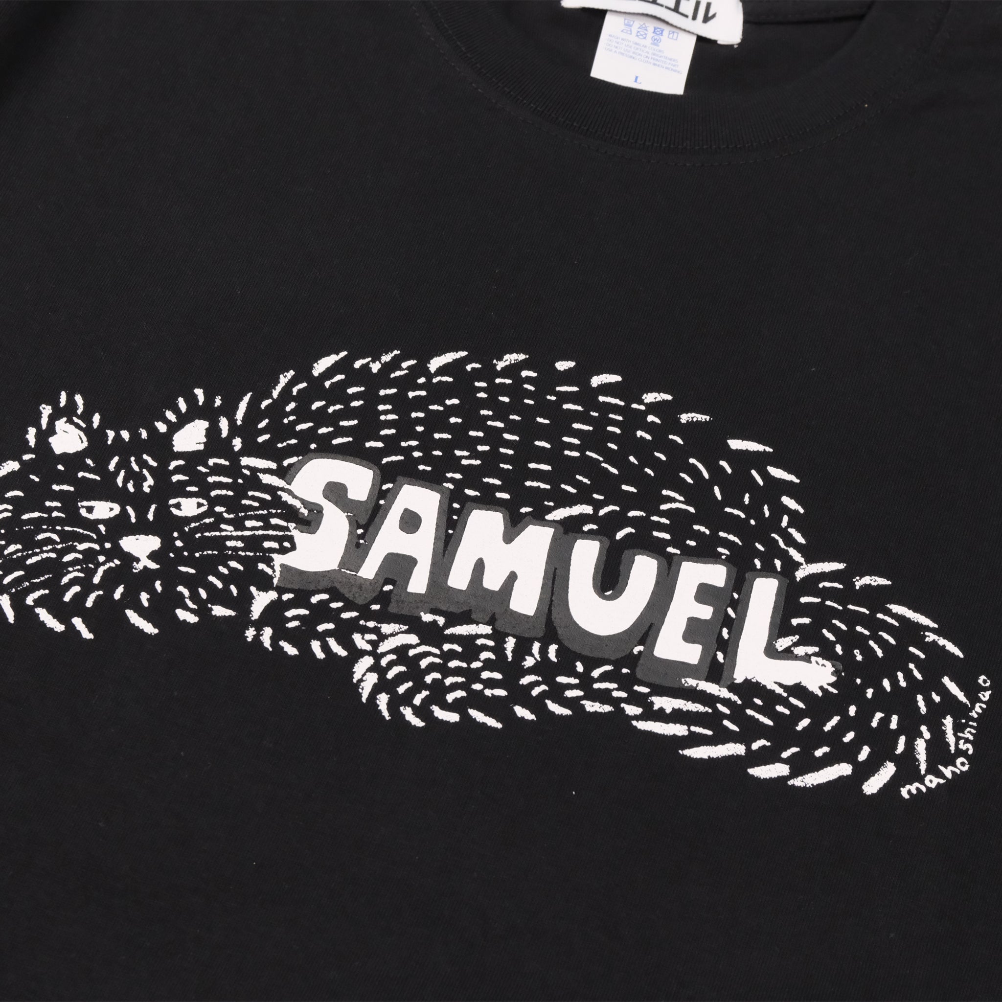 SAMUEL × SHIMAO MAHO CAT LOGO S/S TEE | Color:Black/Pink | S-25SS-SS-014【SAMUEL_サミュエル】 【ネコポス選択可能】