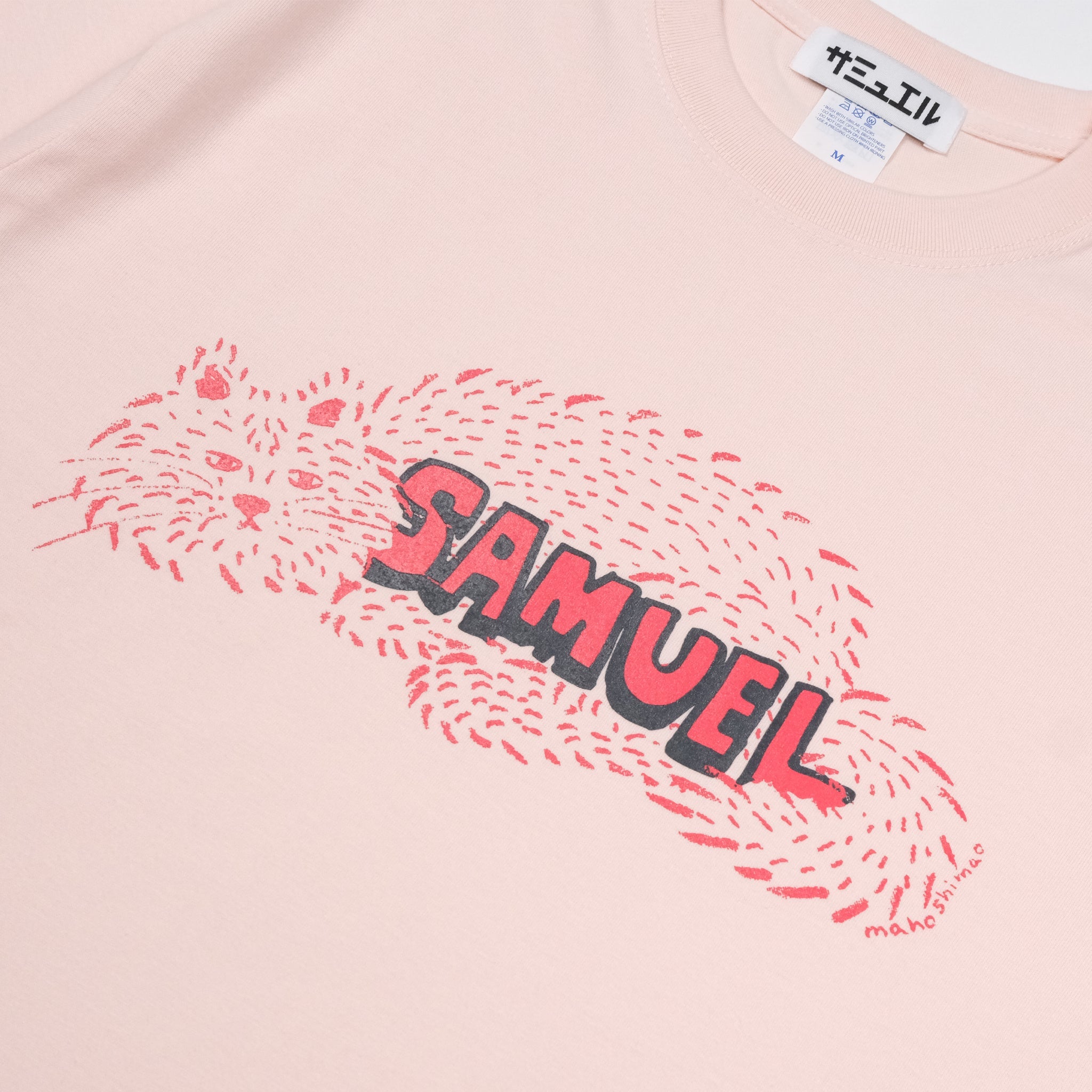 SAMUEL × SHIMAO MAHO CAT LOGO S/S TEE | Color:Black/Pink | S-25SS-SS-014【SAMUEL_サミュエル】 【ネコポス選択可能】
