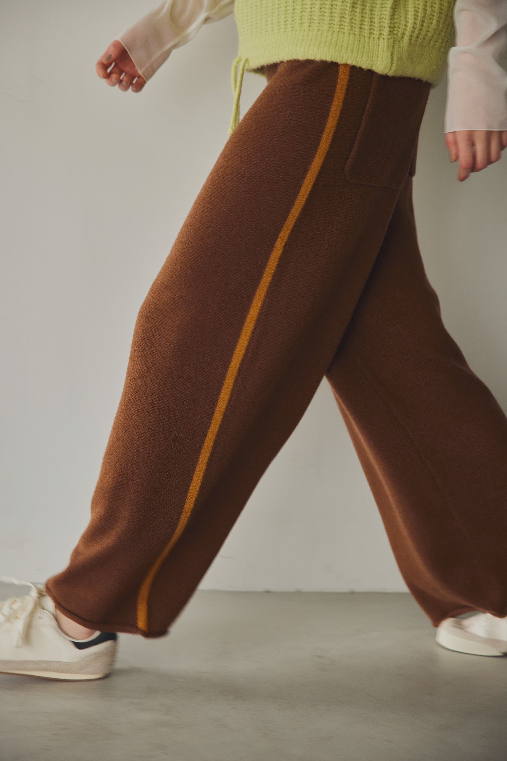 WHT24FKN4029 | side line knit pants – Brown | WHYTO